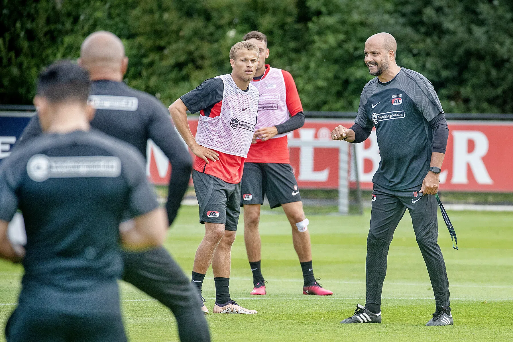 AZ trapt af: jeugdinvasie, transfergeruchten en weerzien met Van Bommel