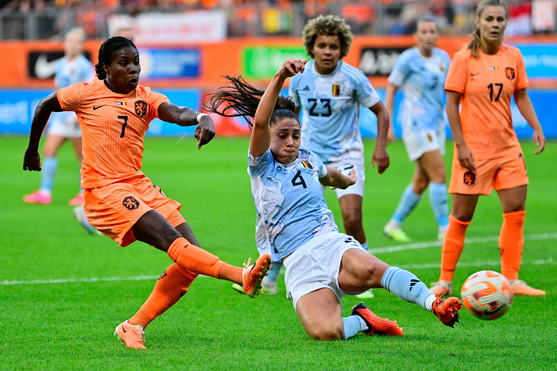 'Oranje Leeuwinnen tanken vertrouwen tegen vakantieploeg'