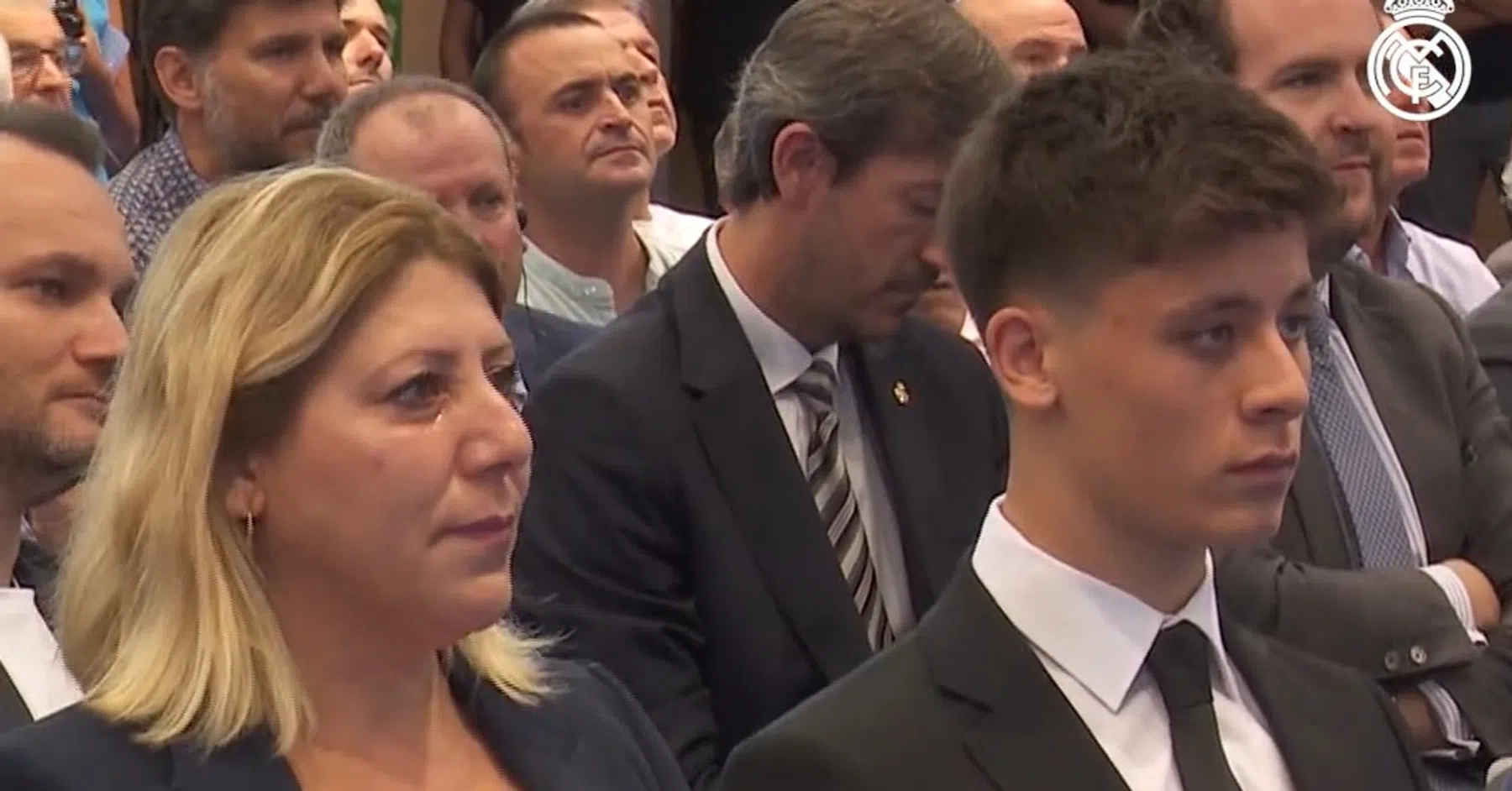 Tranen van trots: Real Madrid deelt prachtige beelden van presentatie Güler
