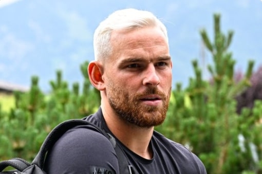 Janssen komt belofte na en arriveert met gloednieuw kapsel