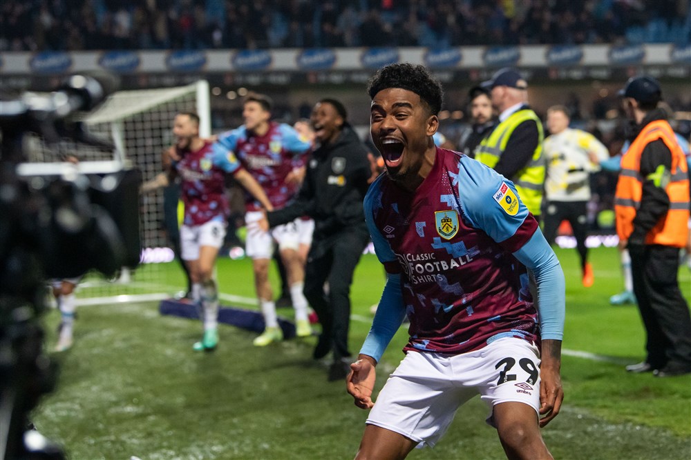Ian Maatsen terug bij Chelsea na droomjaar bij Burnley: 'Gegroeid als speler en als mens'