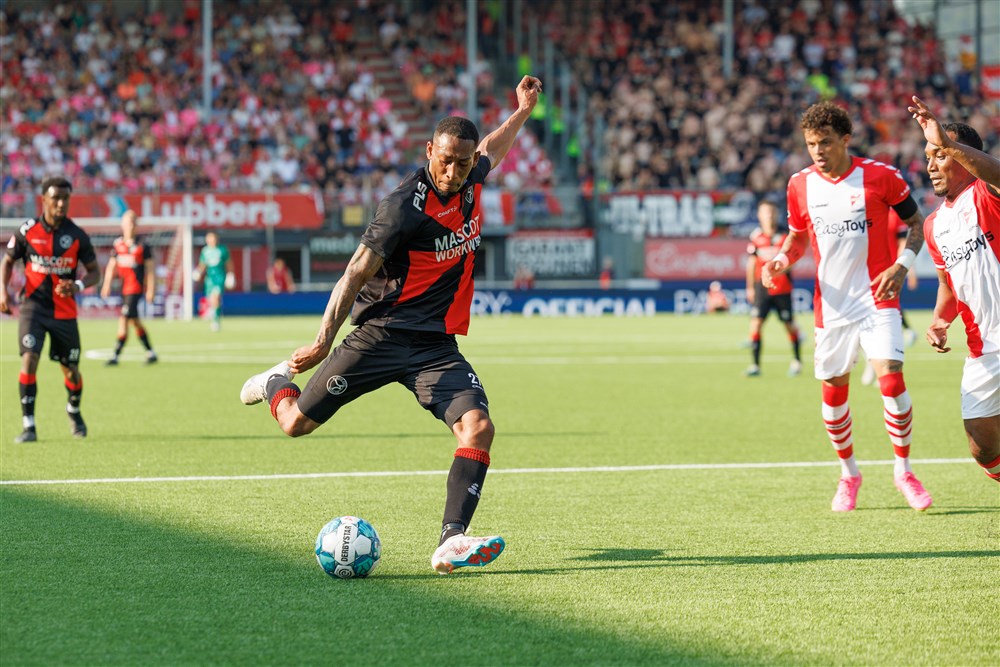 Almere City gaat met Van La Parra de Eredivisie in
