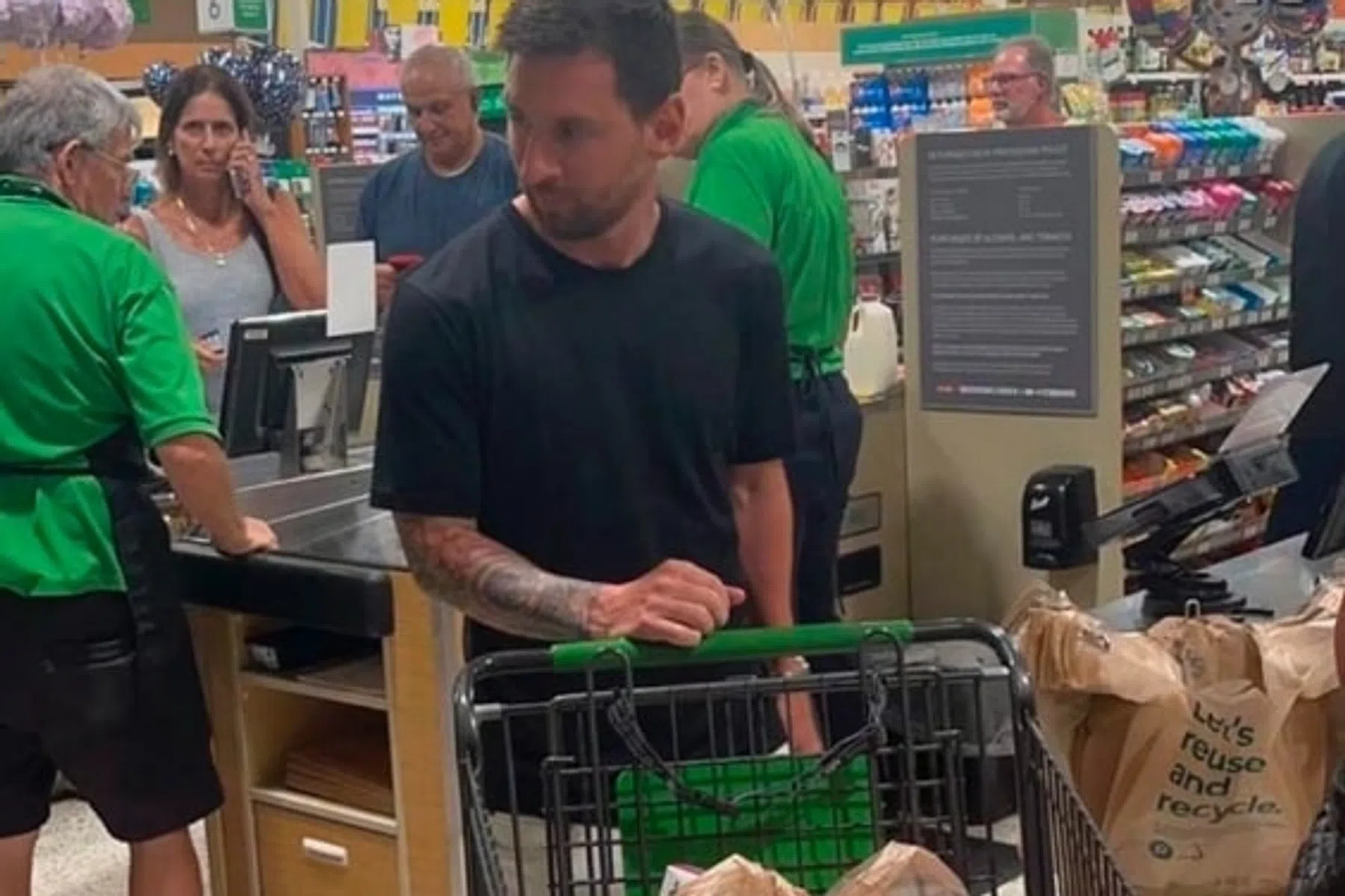 Lionel Messi gespot in supermarkt in Miami