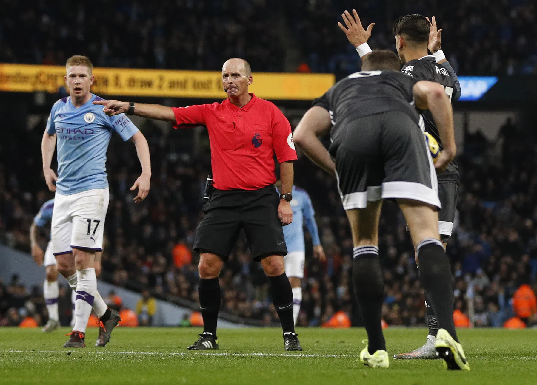 Engeland neemt na 38 jaar definitief afscheid van markante arbiter