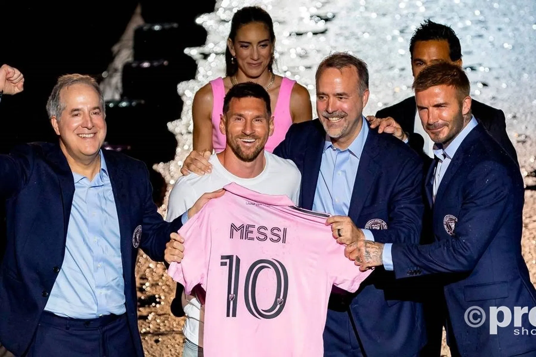 Presentatie Messi dreigt in het water te vallen, maar wordt één groot feest