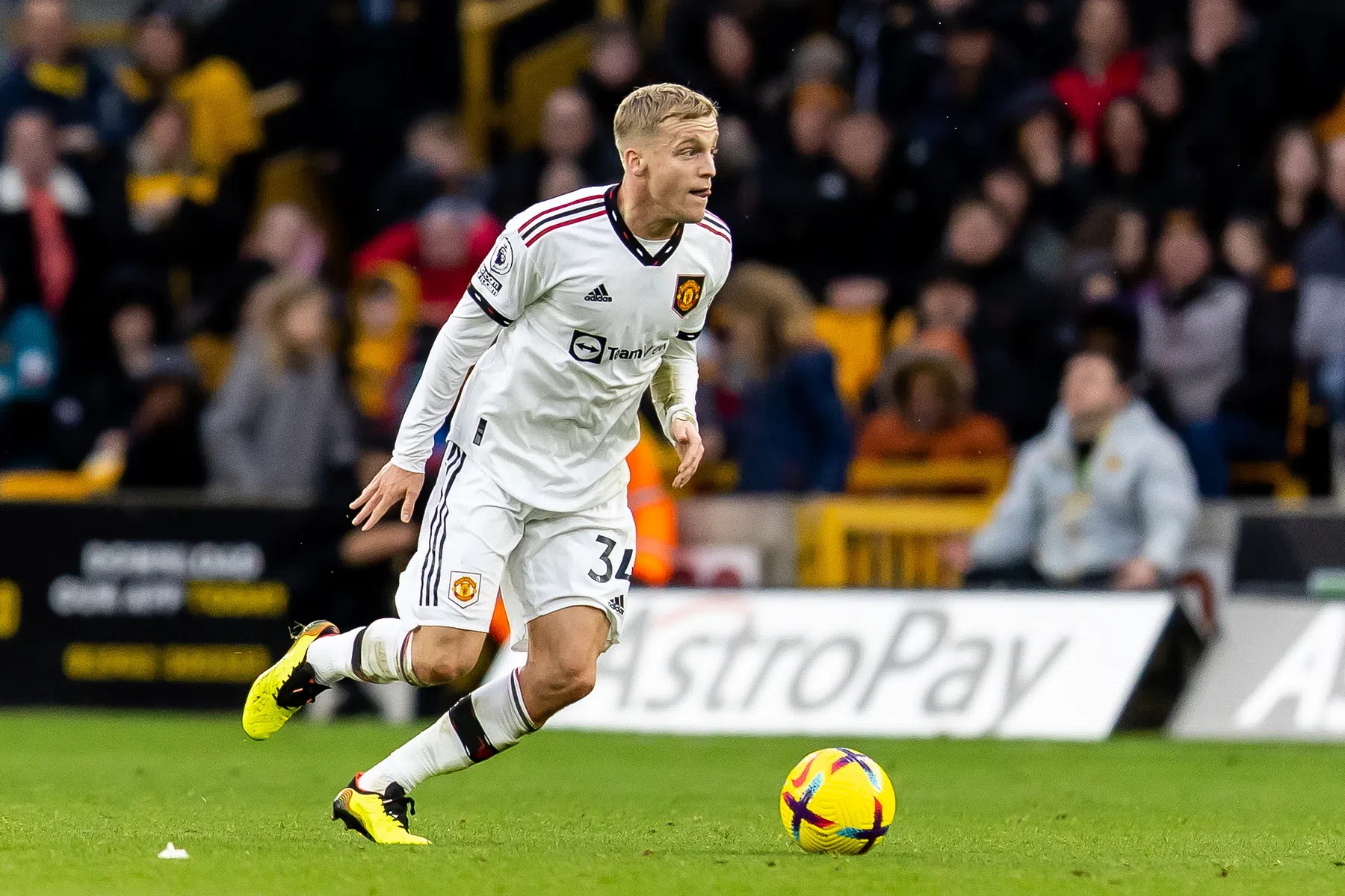 Van de Beek beslist oefenduel met eerste goal na zware blessure