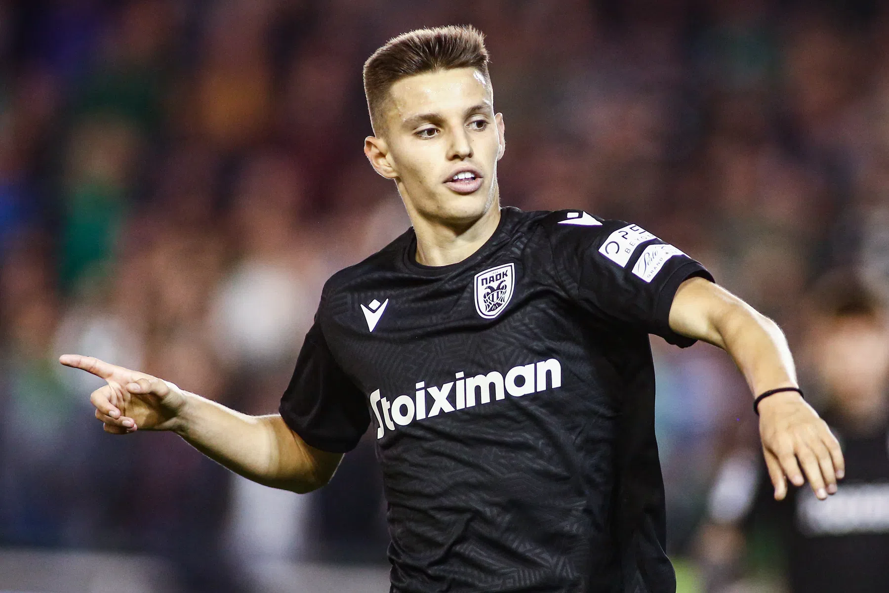 AZ aast op huurdeal met Benfica-middenvelder Tiago Dantas