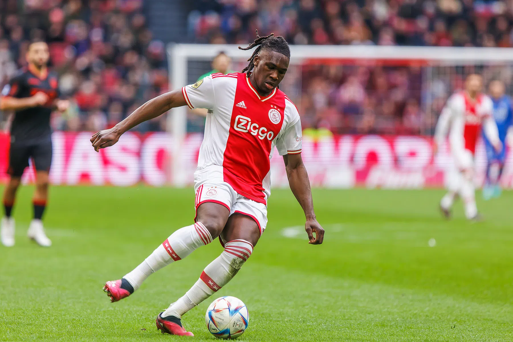 Bassey laat toekomstplannen van perspectief bij Ajax afhangen