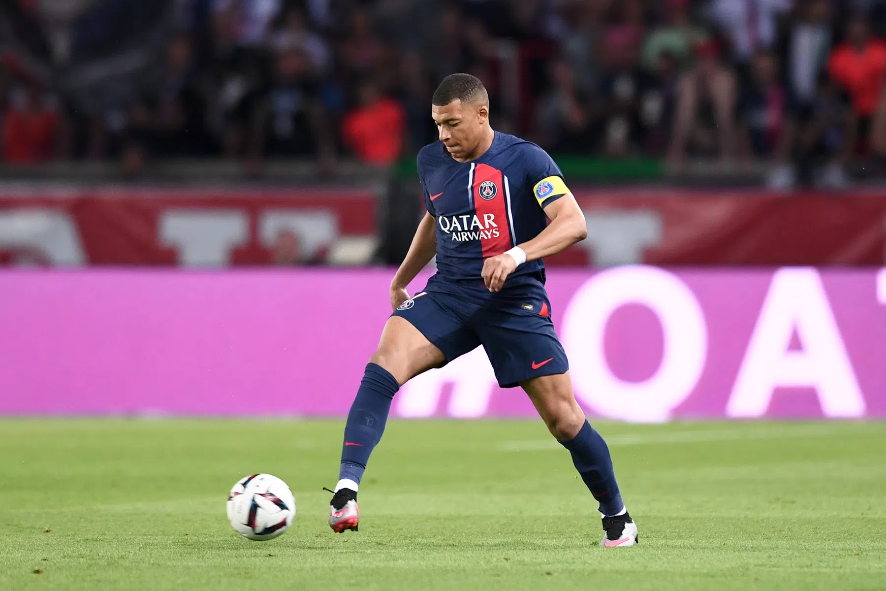 Veelbesproken Mbappé begint seizoen met goal in magere oefenzege