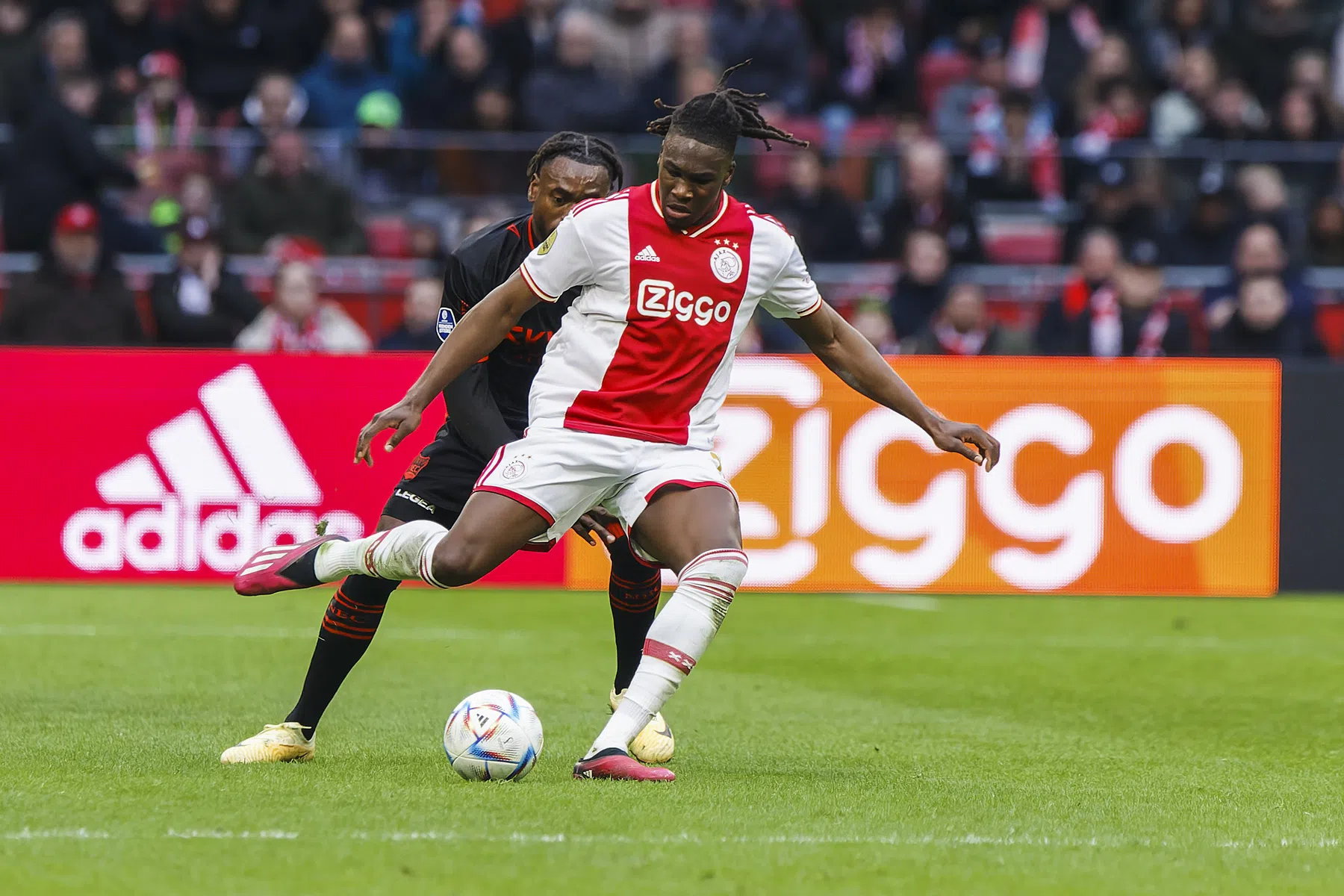 Ajax en Fulham rond over Bassey
