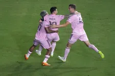 Thumbnail for article: Messi beslist zijn debuutwedstrijd in extremis met weergaloze vrije trap 