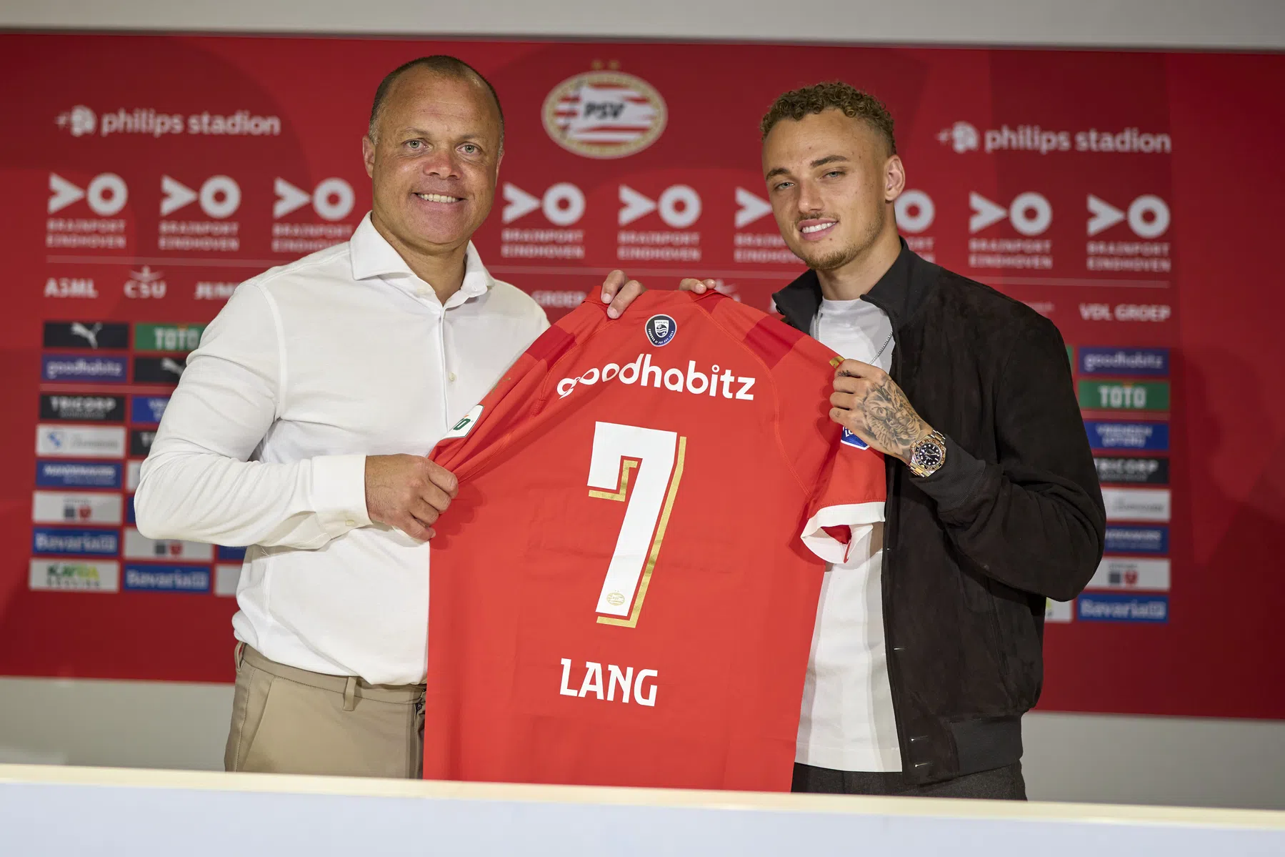 Lang maakt zijn debuut bij laatste PSV-wedstrijd in Oostenrijk