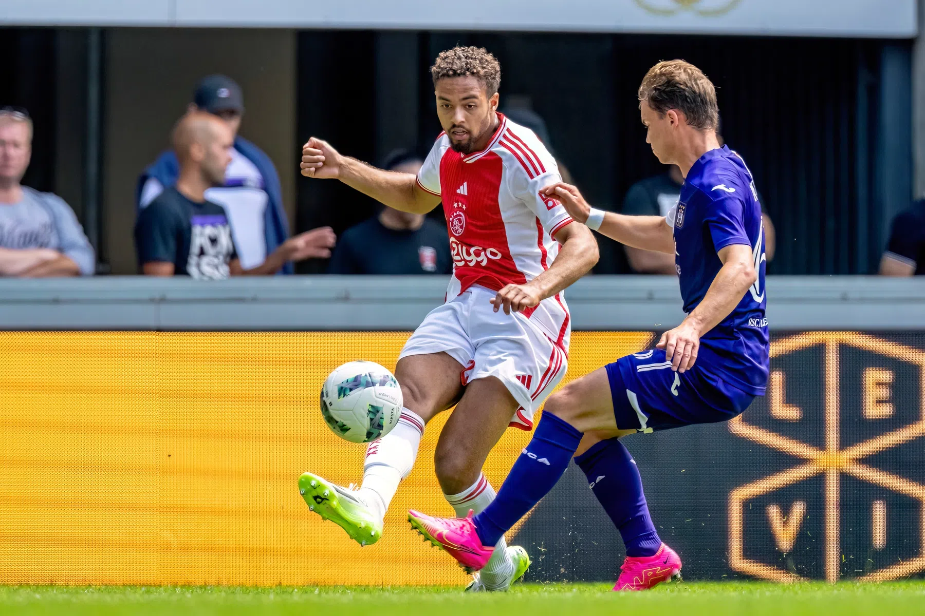Ajax snakt naar verdedigende impulsen
