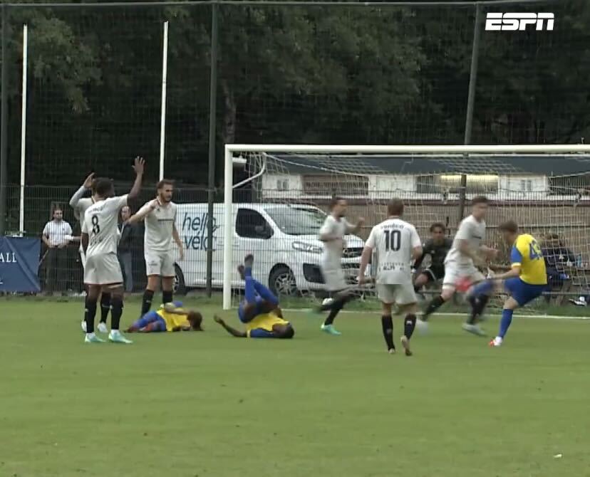 Tegenstanders ADO Den Haag schoppen elkaar omver, toch doelpunt