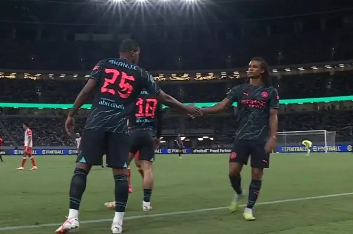 Aké haakt snel geblesseerd af tijdens oefenduel City met Bayern