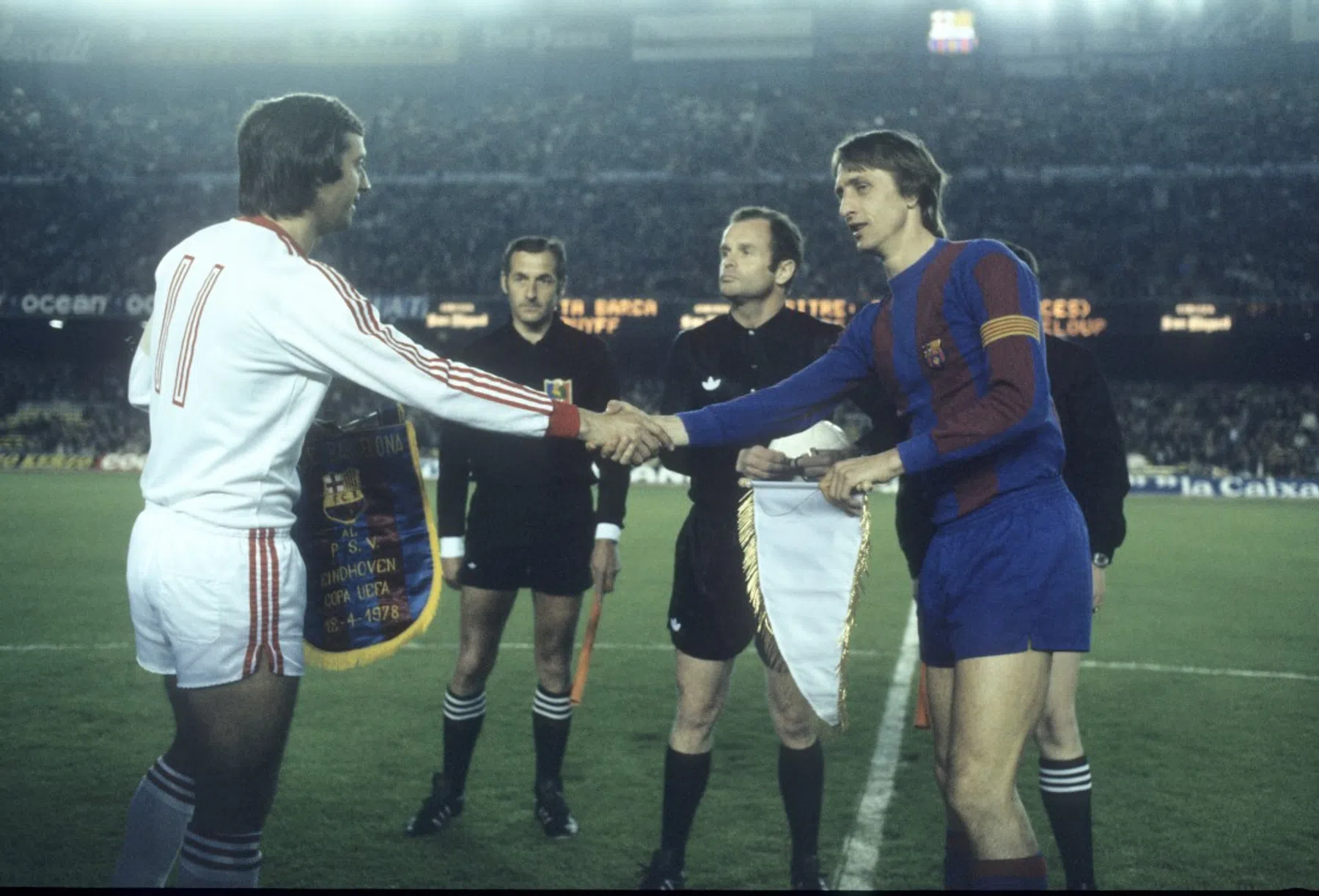 Barça presenteert door Cruijff geïnspireerd uitshirt in beladen kleur wit