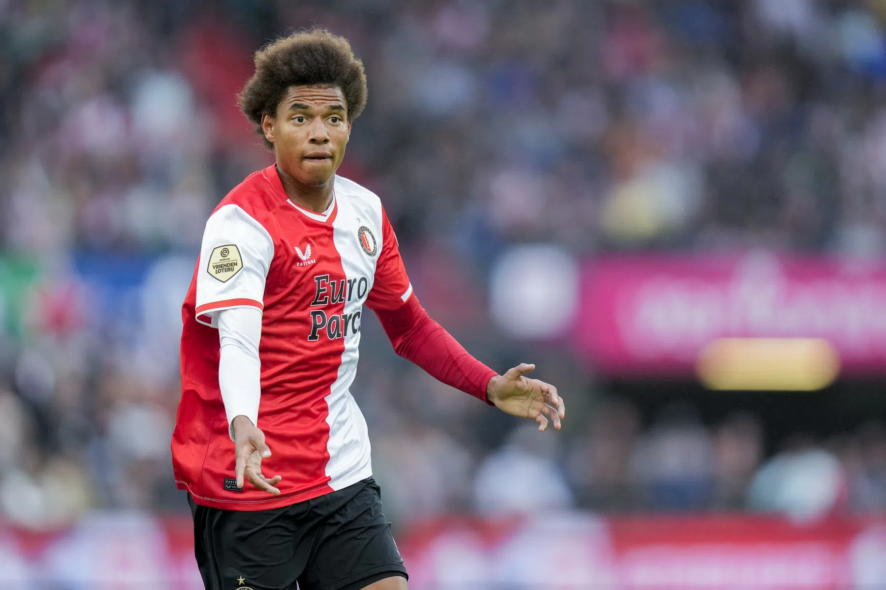 Slot legt uit waarom hij Stengs zo graag bij Feyenoord wilde hebben