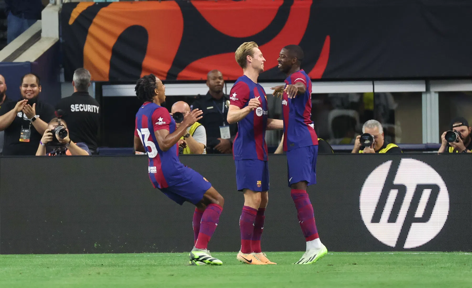 Spectaculaire Clásico met vijf keer aluminium voor Real en ruime zege Barça