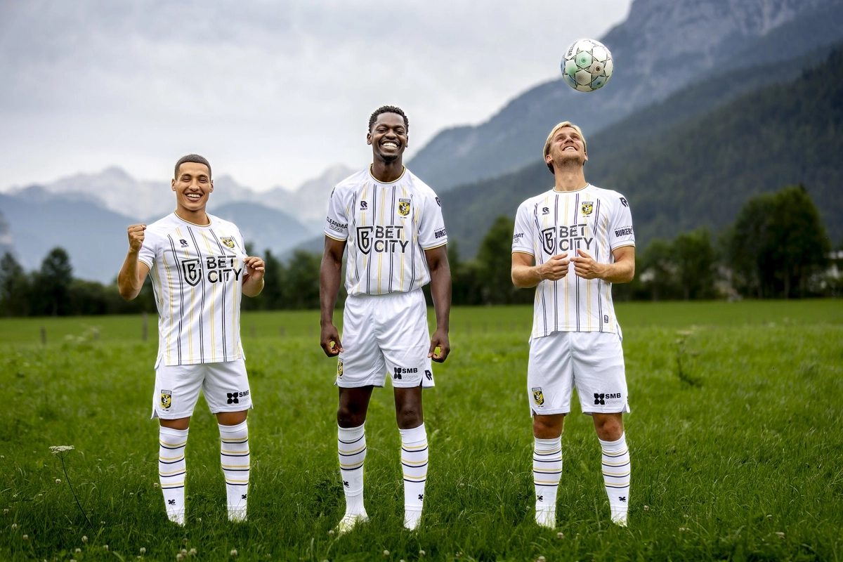 Vitesse eert clubicoon: Theo Bos vormt inspiratie voor nieuw uitshirt