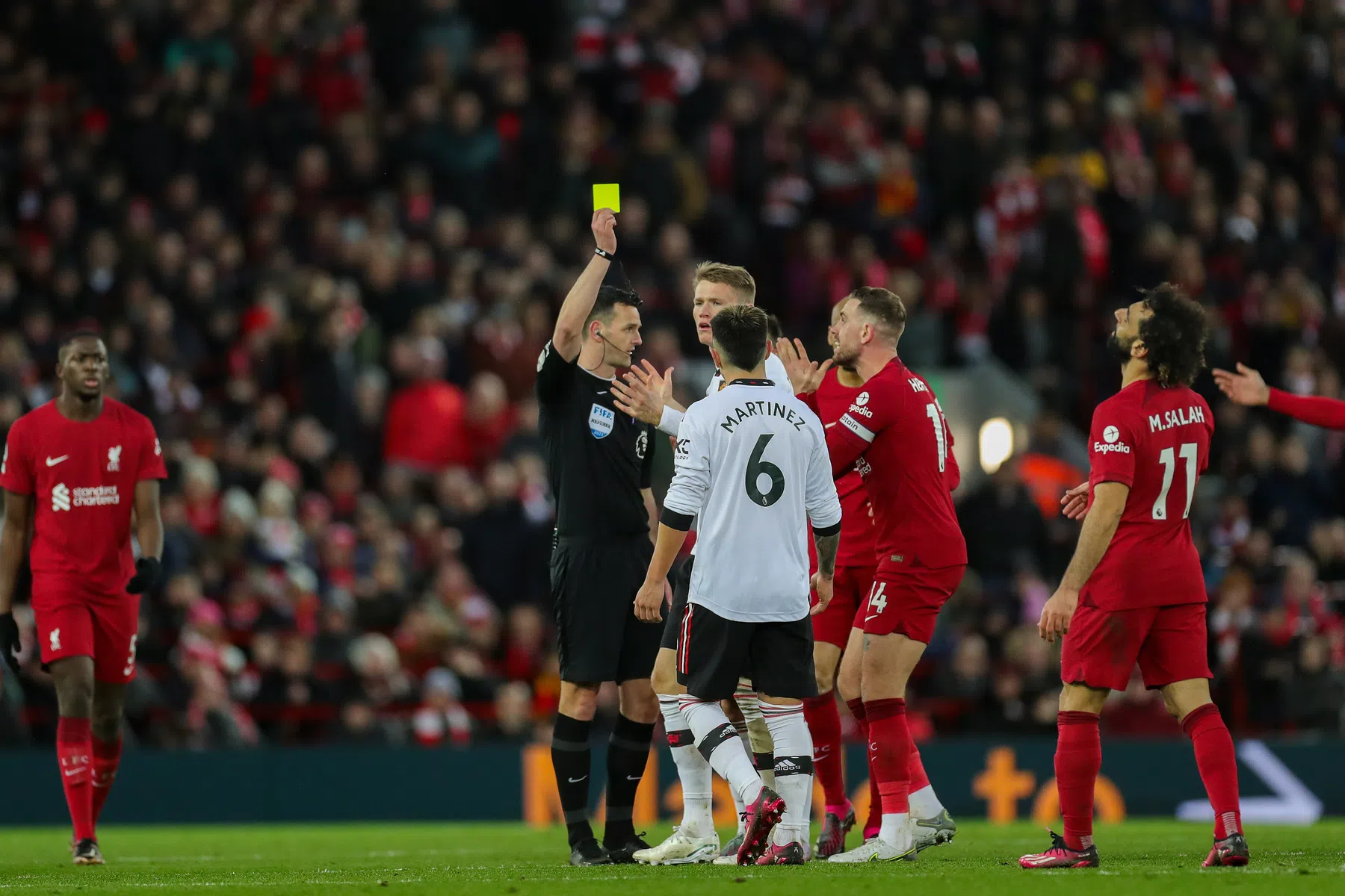 Nieuwe regels in de Premier League: arbiter omringen levert gele kaart op