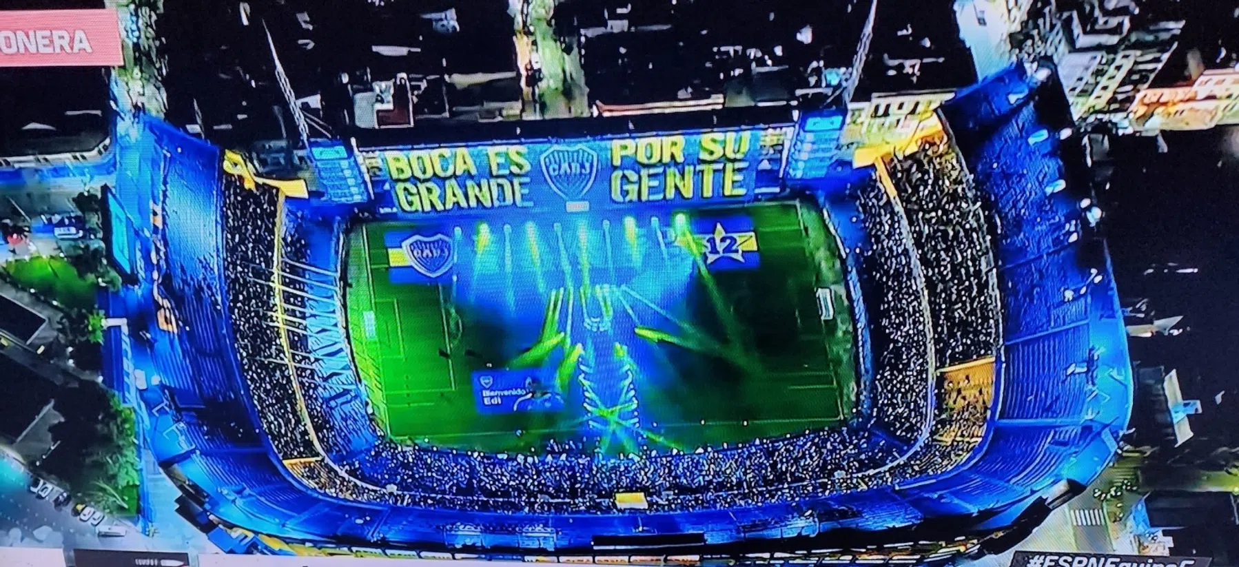 Uitzinnige Boca Juniors-fans zetten boel op stelten bij komst Cavani