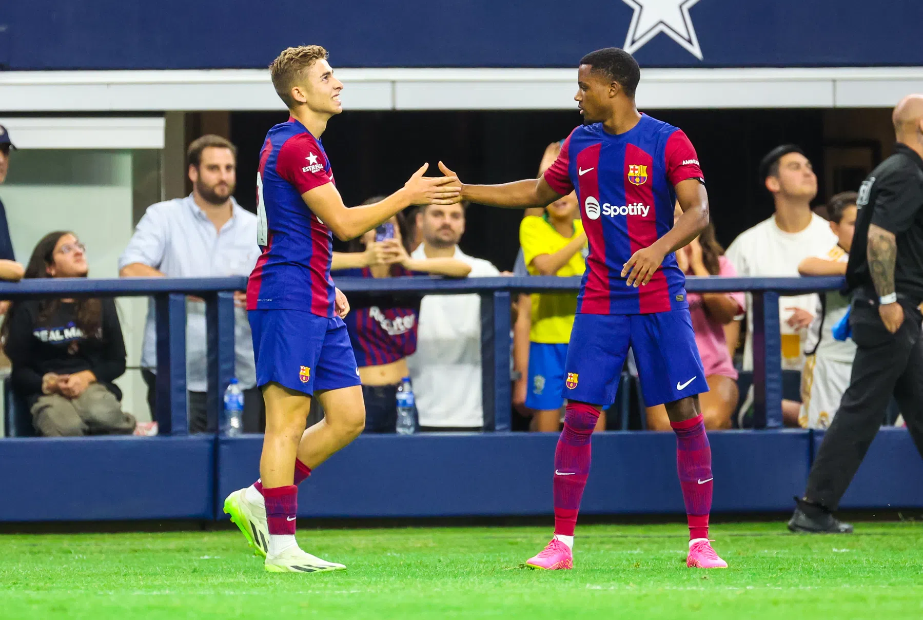 Barcelona wint oefenpot van AC Milan na gemiste kansen Reijnders