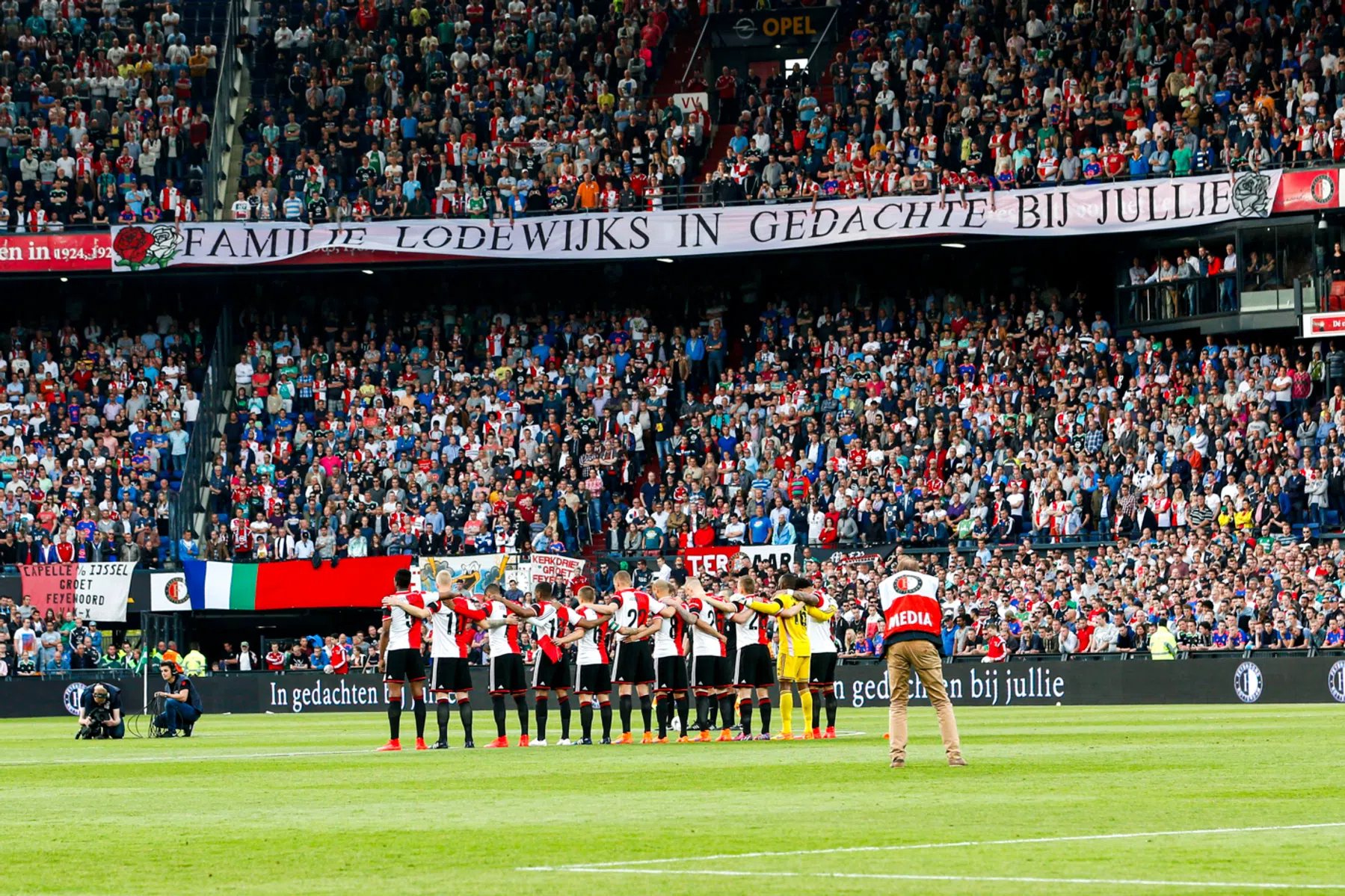 Hand in hand naast de kist: Patrick Lodewijks, vriend van Feyenoord en PSV