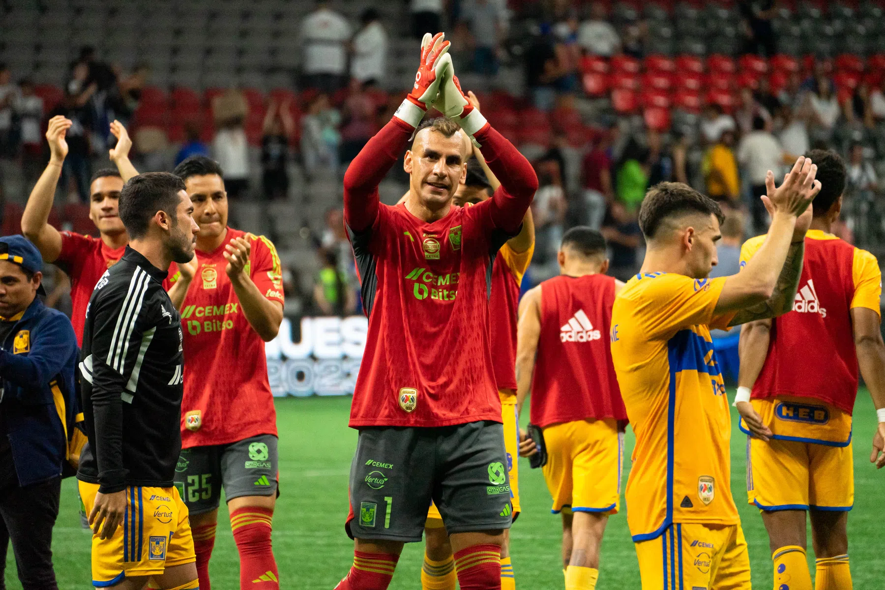 Tigres-doelman hangt de clown uit: goocheltrucs tijdens penaltyserie