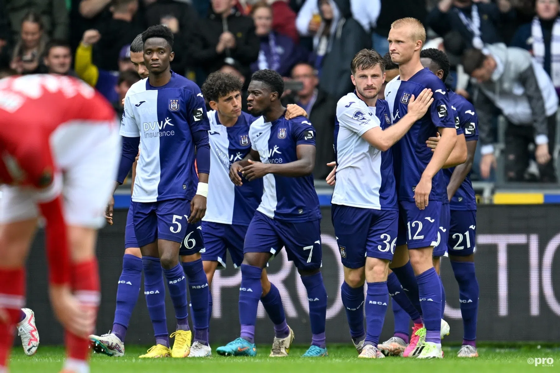 Dolberg bezorgt Van Bommel eerste nederlaag, Brugge revancheert zich