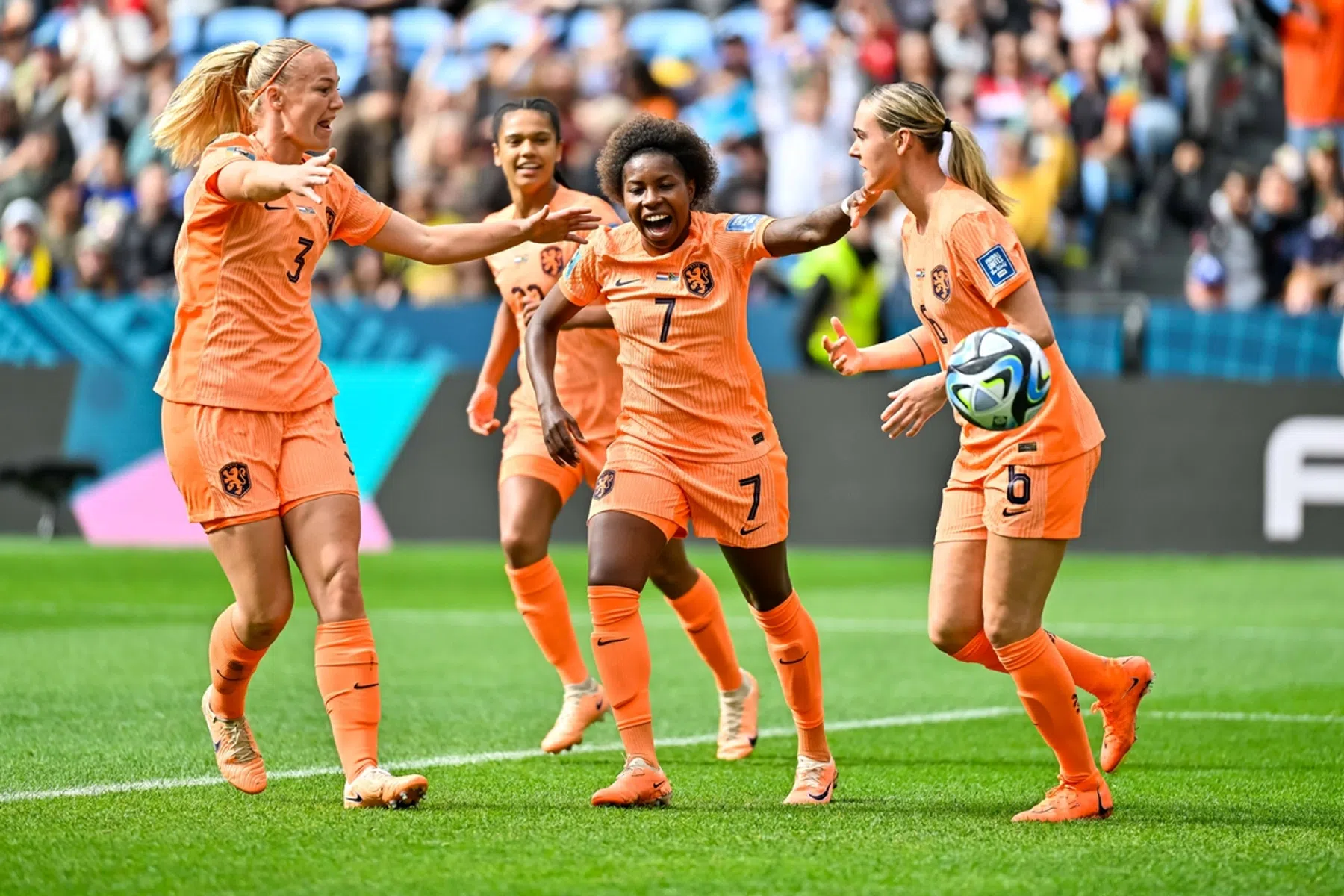 Oranje Leeuwinnen winnen van Zuid-Afrika en staan in kwartfinale WK
