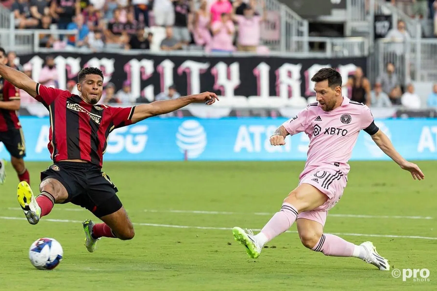 PSV laat oog vallen op Amerikaans international Robinson