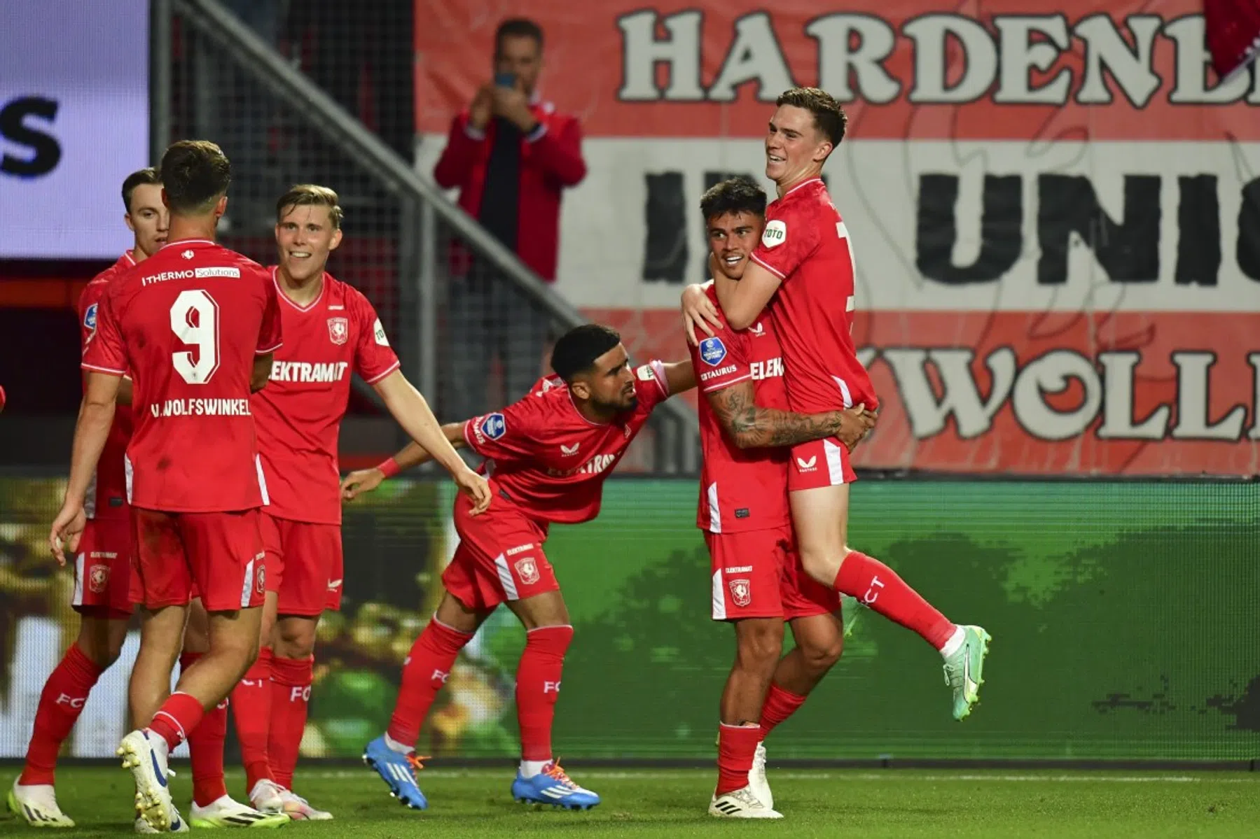 Bij vlagen wervelend FC Twente neemt voorschot op plek in play-offs