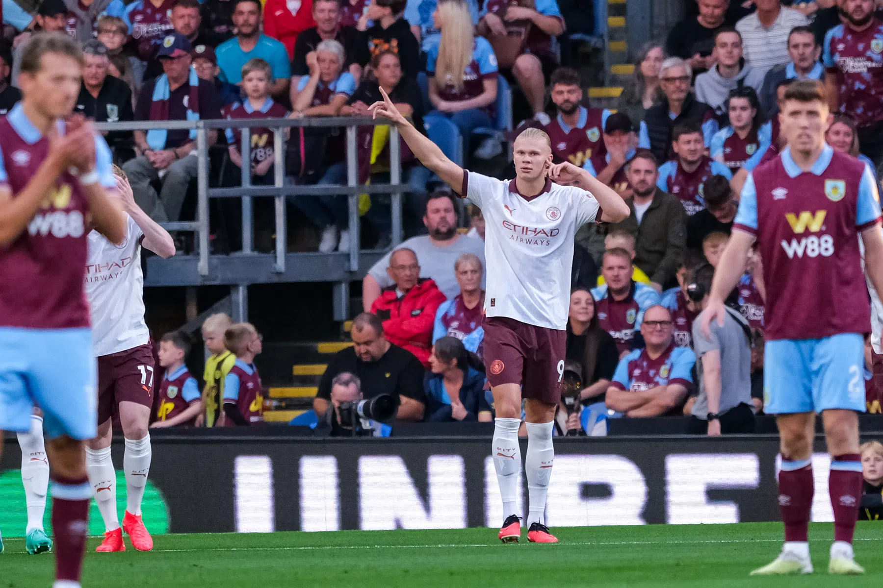 Fenomenale Haaland bezorgt Kompany geen fijne rentree met Burnley