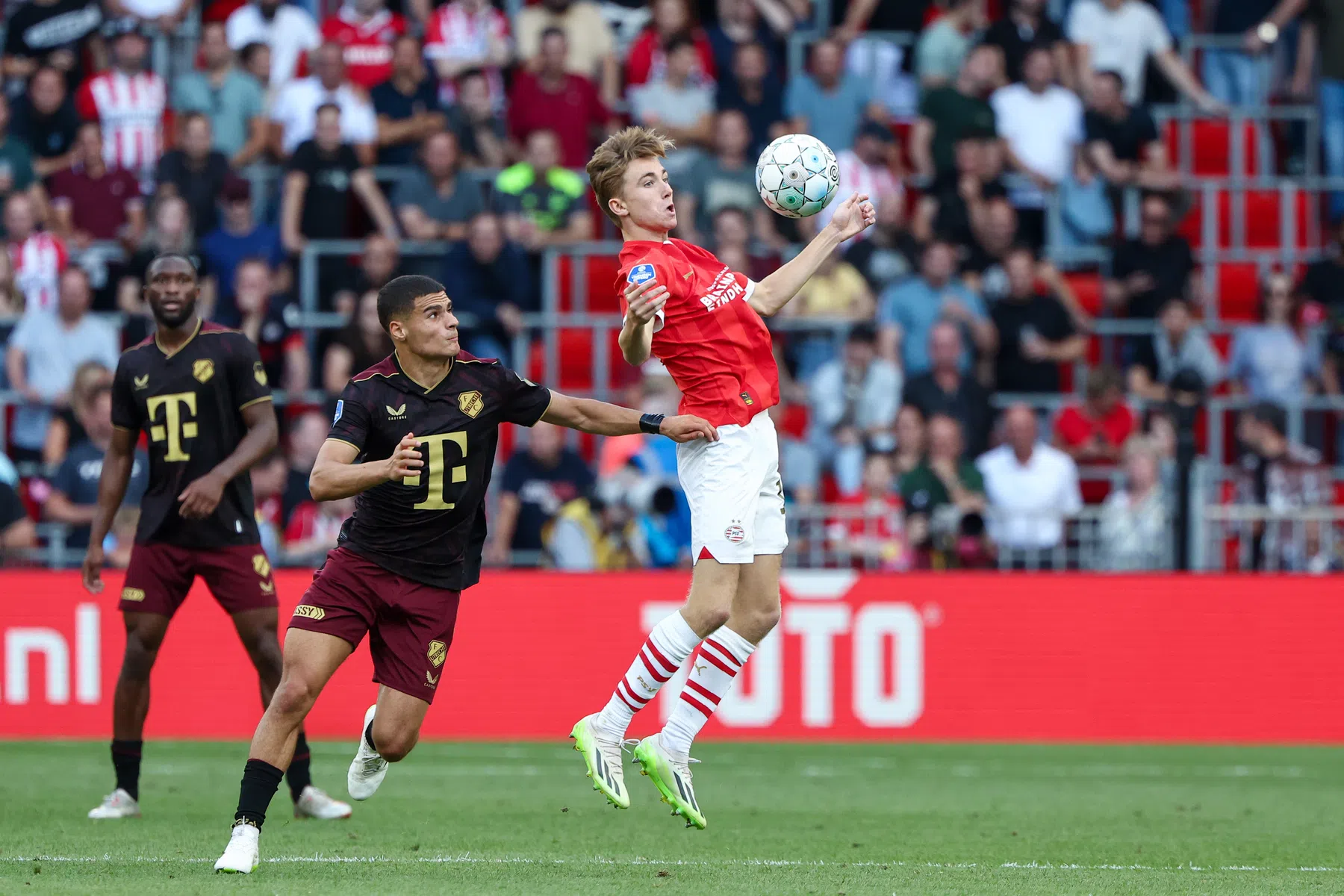 Bosz licht zeventienjarige debutant uit: 'Een unieke speler'