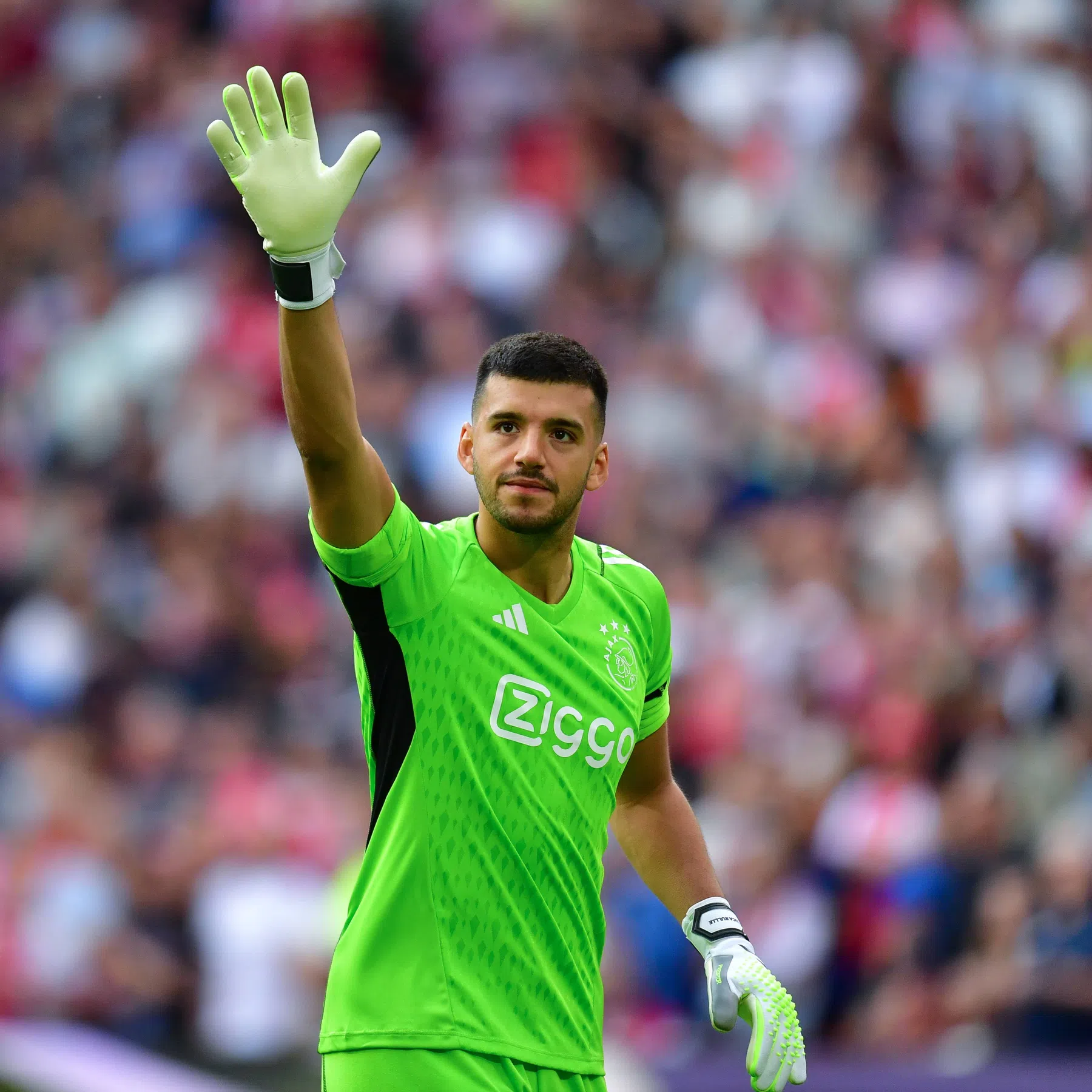 Drama voor Rulli: Ajax-doelman per brancard van het veld na botsing