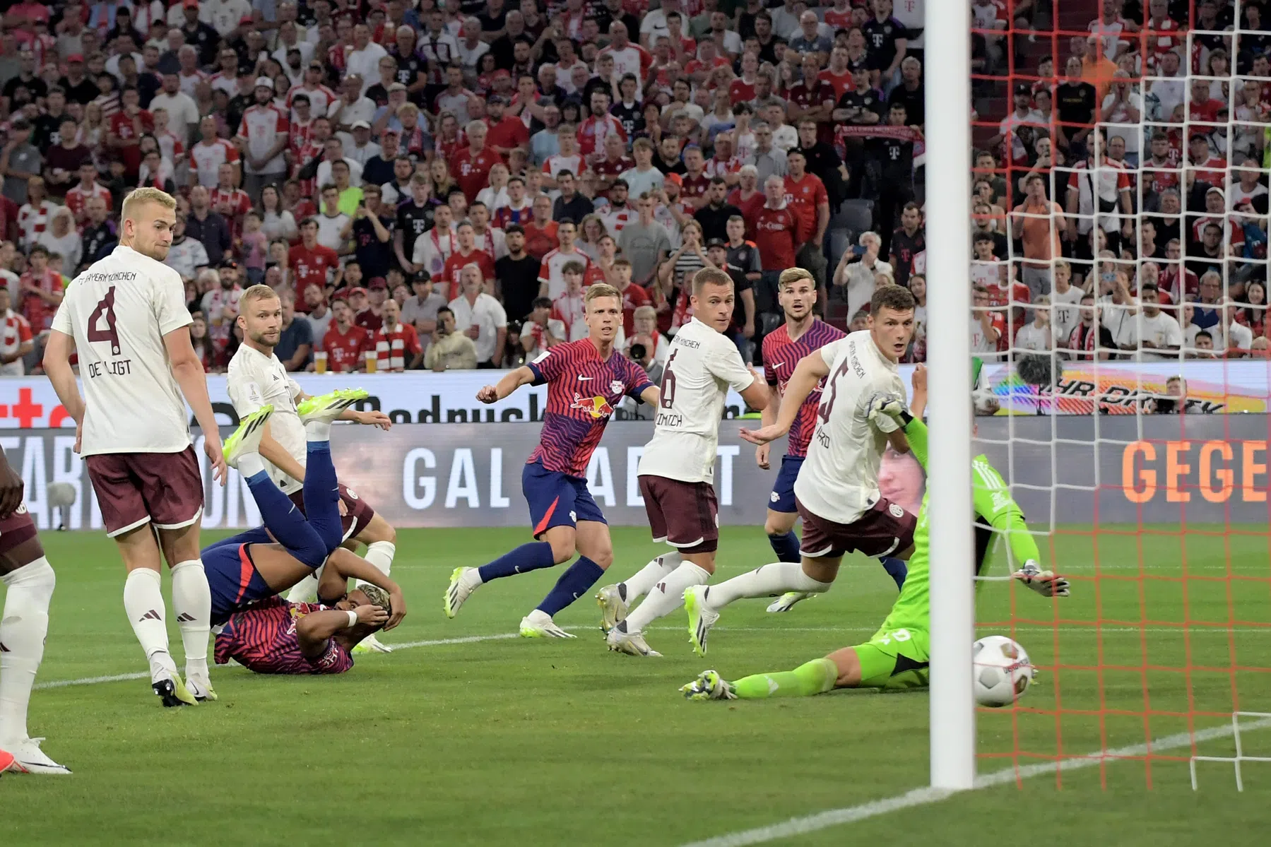 Hattrickheld Olmo pakt de spotlight en verpest Bayern-debuut Kane