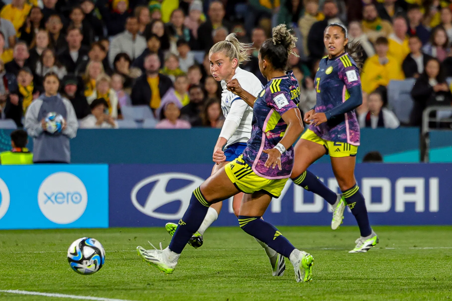 Russo knalt Wiegman en Engeland naar halve finale WK