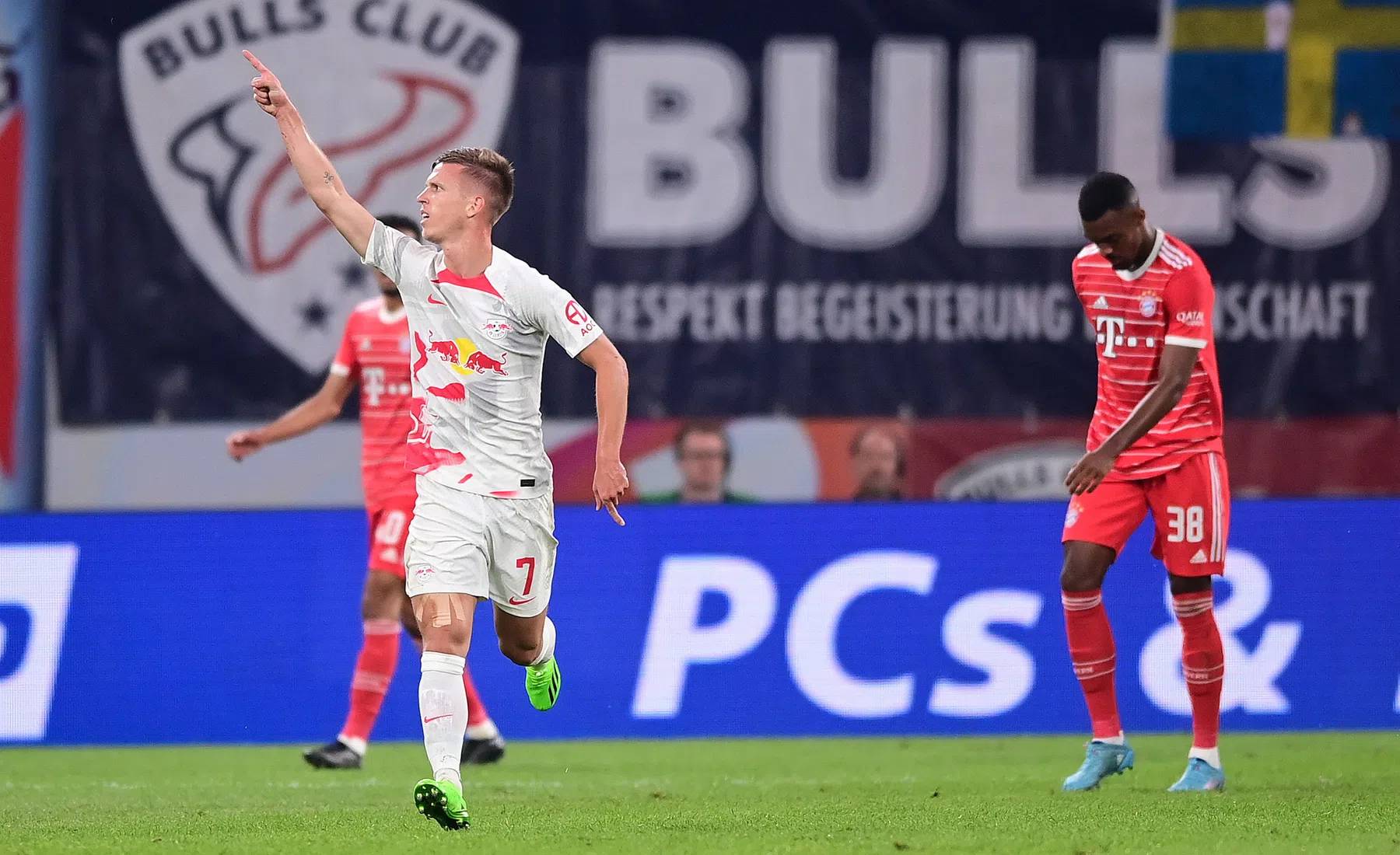 Olmo bezorgt De Ligt pijnlijke verjaardag met goal na vernederende actie