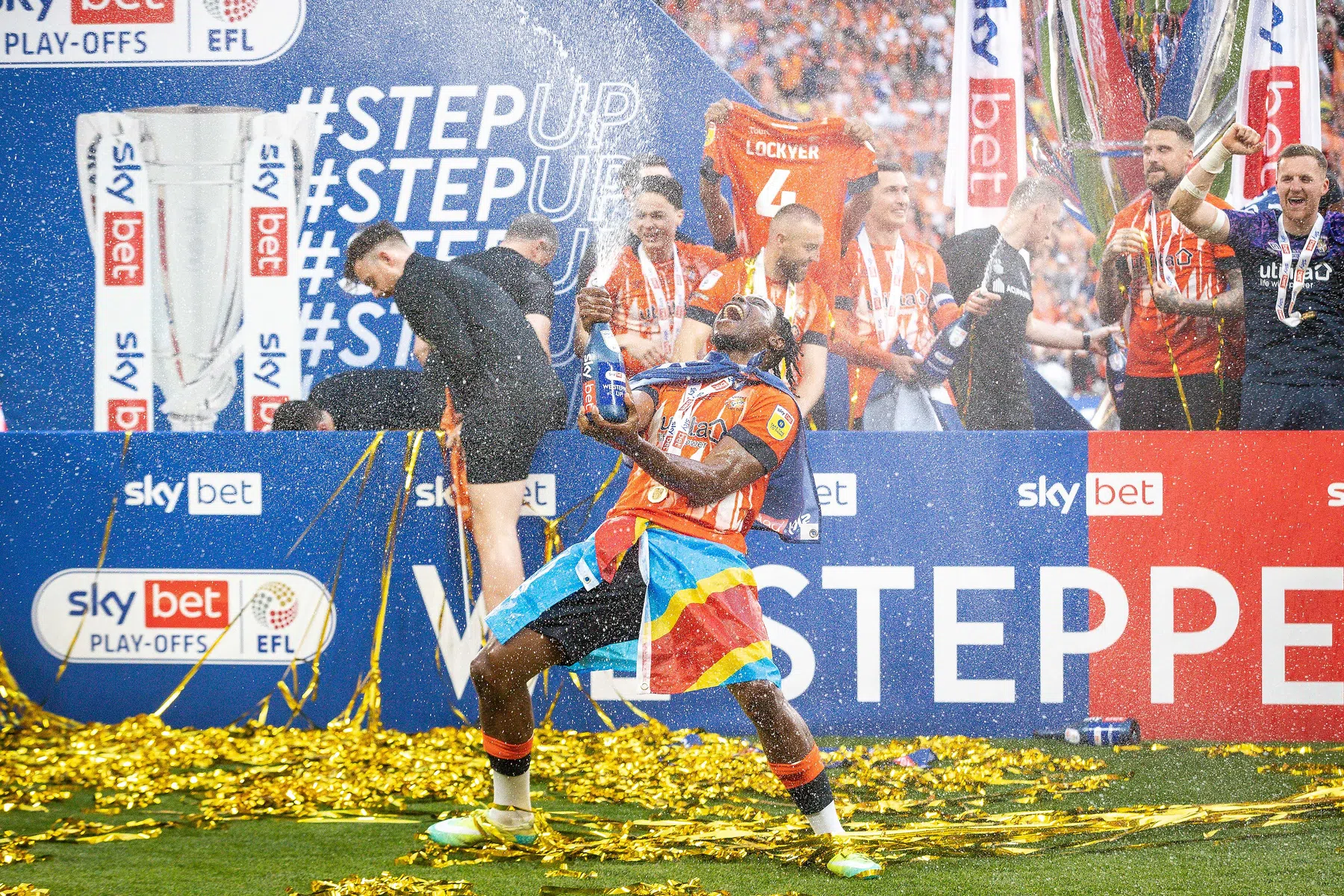 Van de amateurs naar de Premier League: Mpanzu schrijft voetbalhistorie