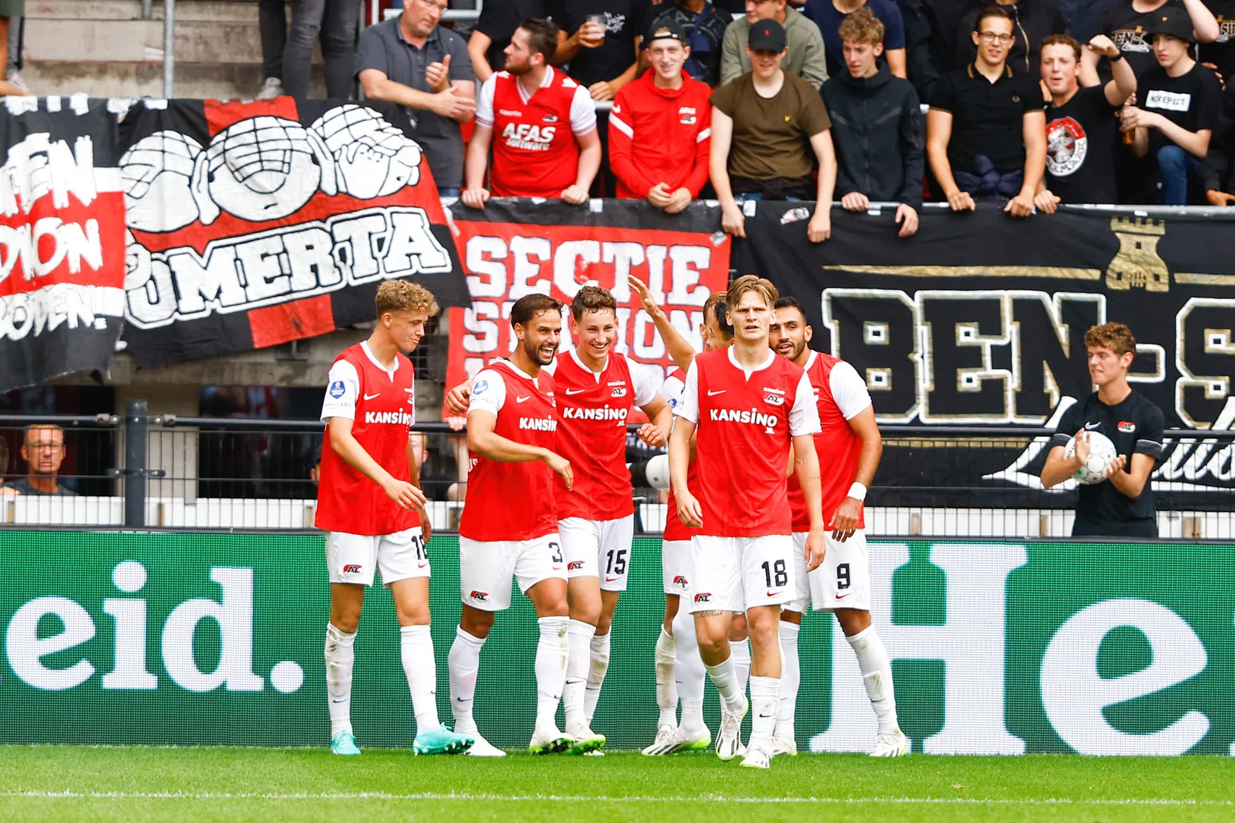 Wervelend AZ pakt door ruime zege koppositie