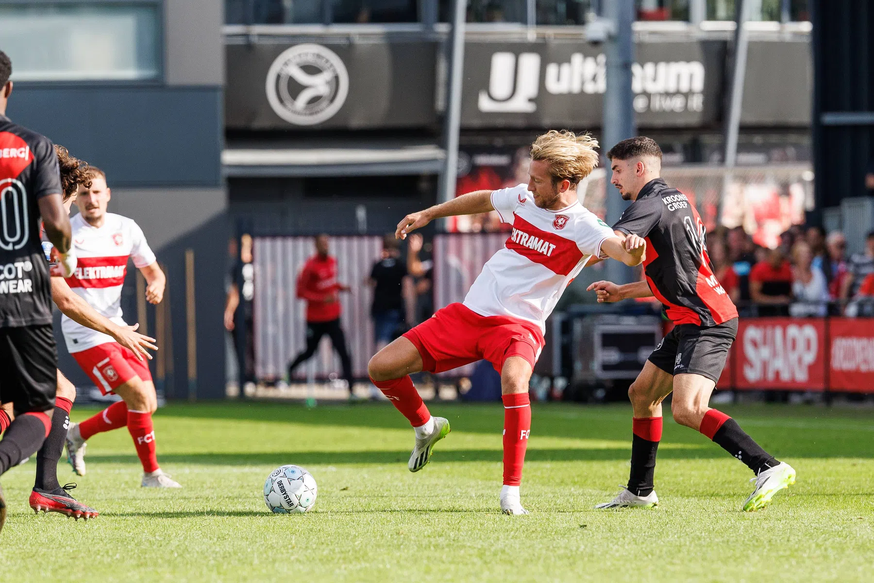 Degelijk FC Twente verstoort Eredivisie-debuut Almere City