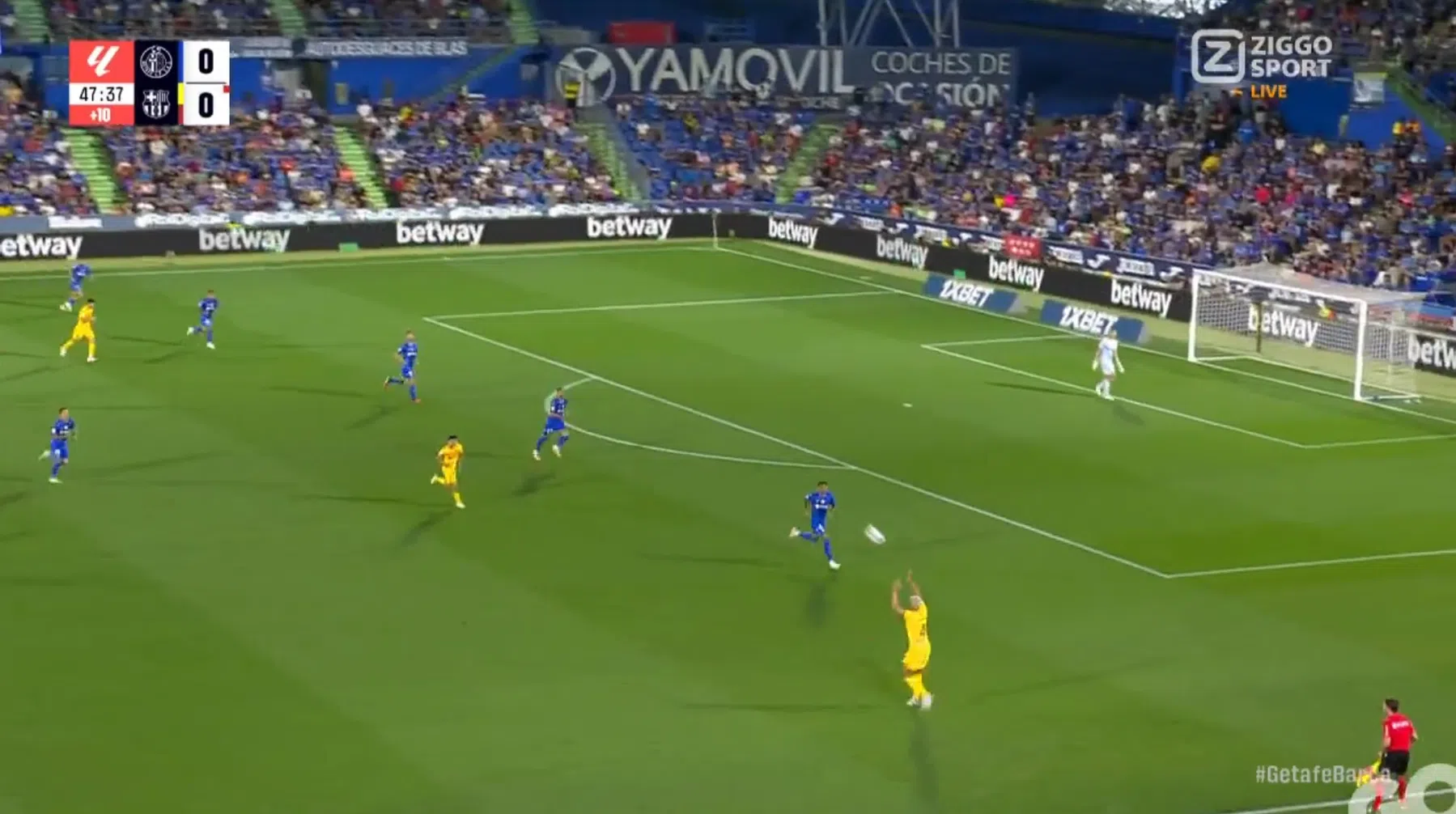 Rare momenten bij Barça: Araujo zit op handbal, Raphinha laat zich provoceren