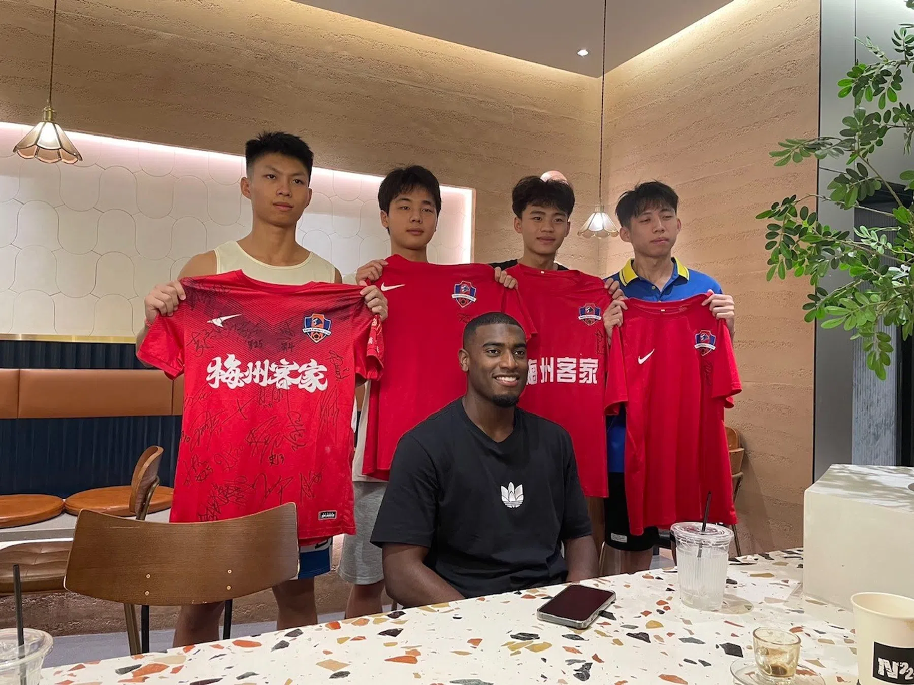 Van de amateurs naar het luxeleven in China: 'Een bizar verhaal, eigenlijk'
