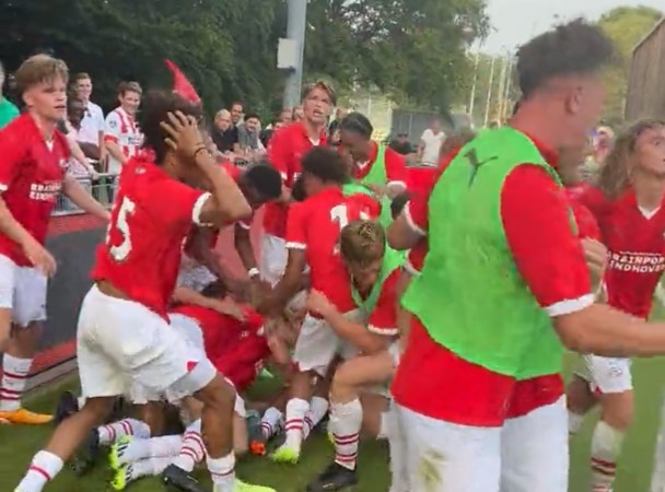 PSV-talenten verslaan Man Utd na heerlijke vrije trap
