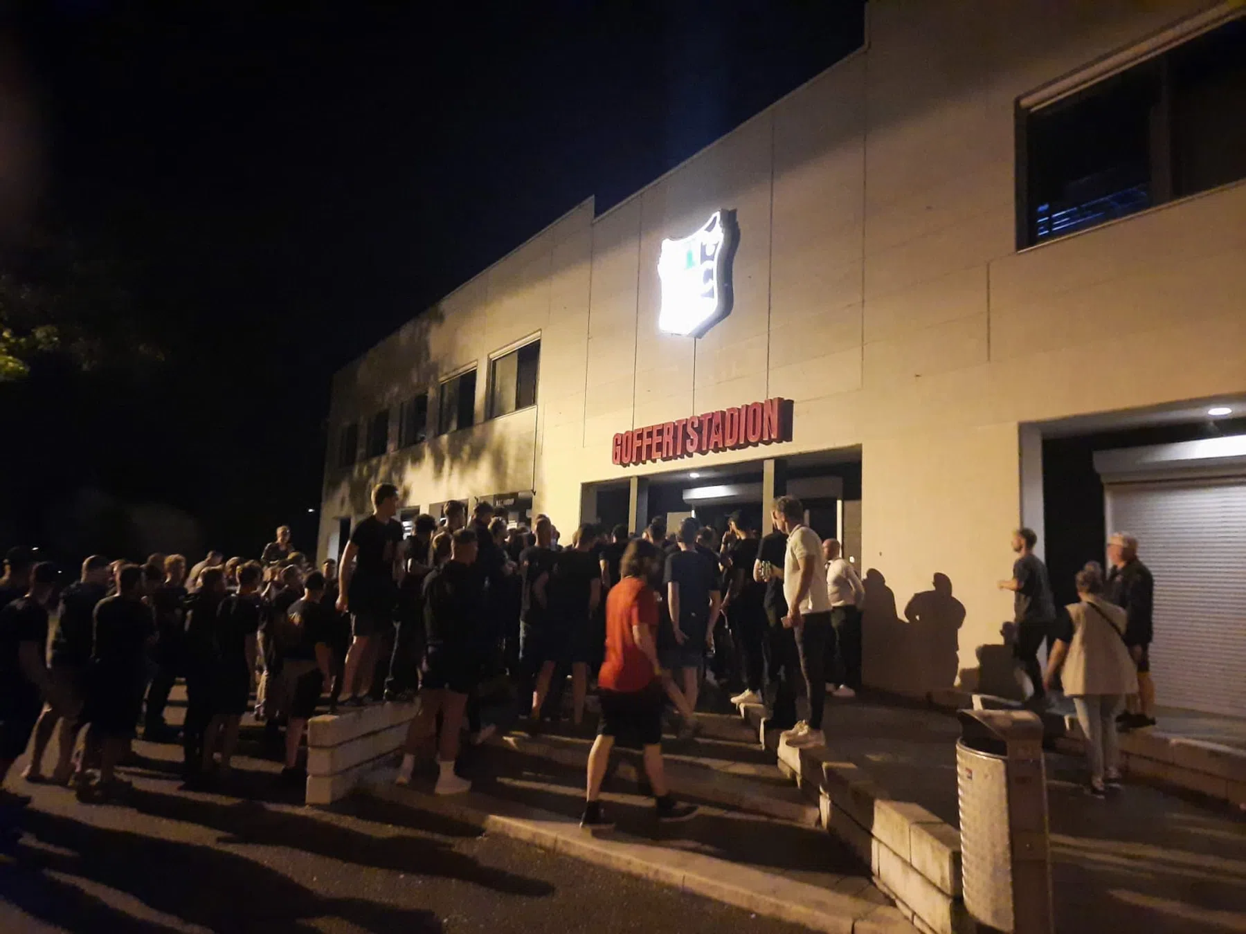 Fans van NEC wachten spelersbus op na tweede nederlaag op rij