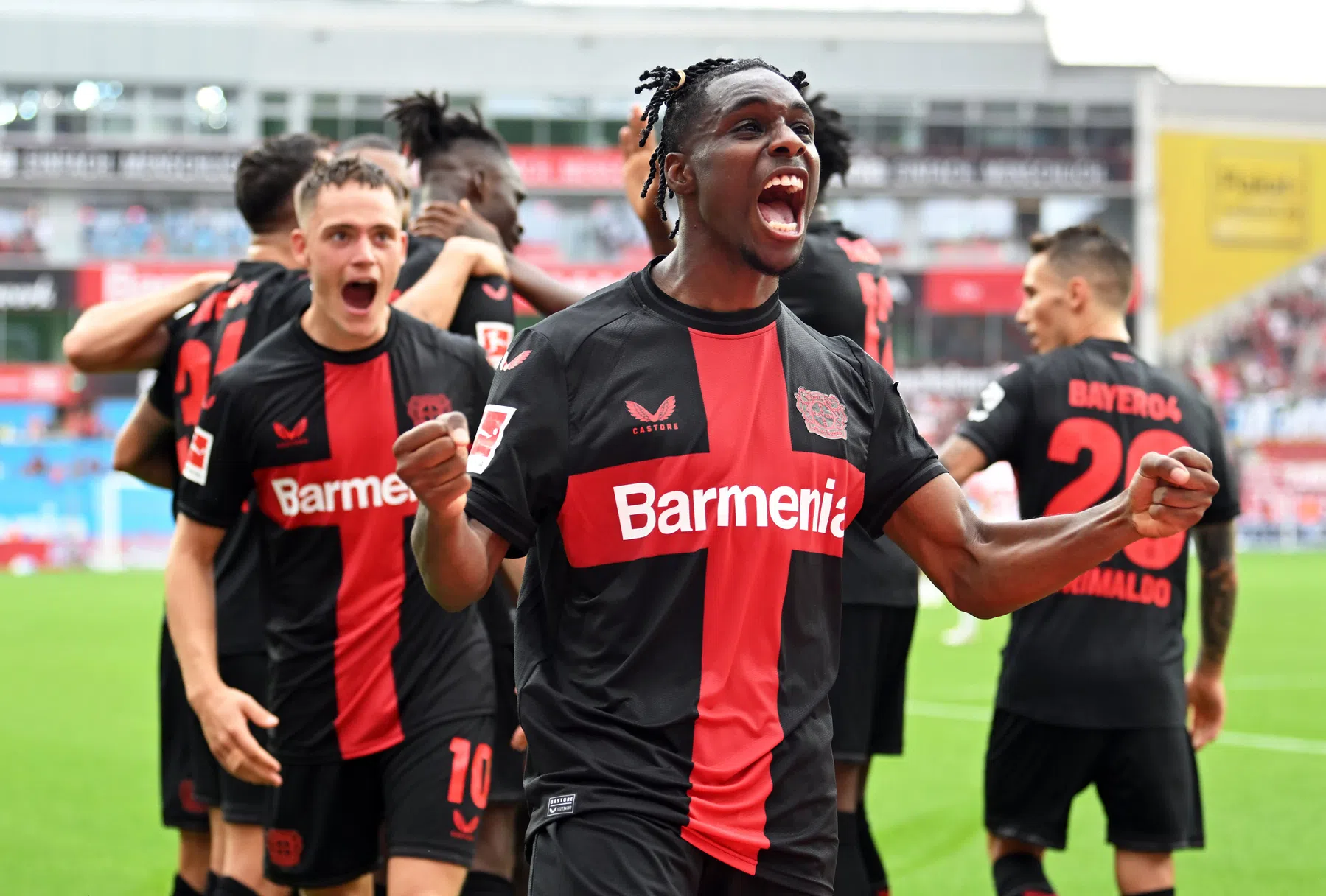 Frimpong zit Simons dwars tijdens openingsweekend Bundesliga