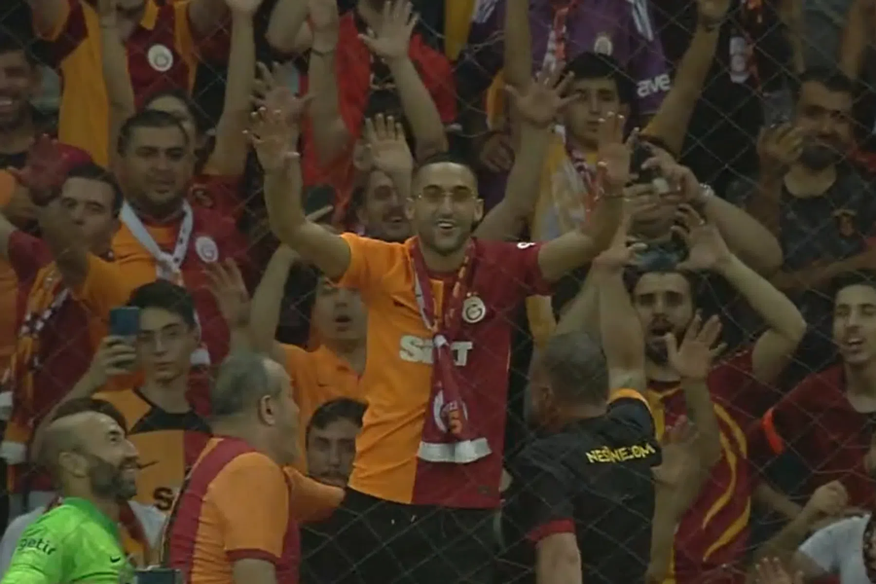 Ziyech steelt de show bij introductie aan Galatasaray-publiek