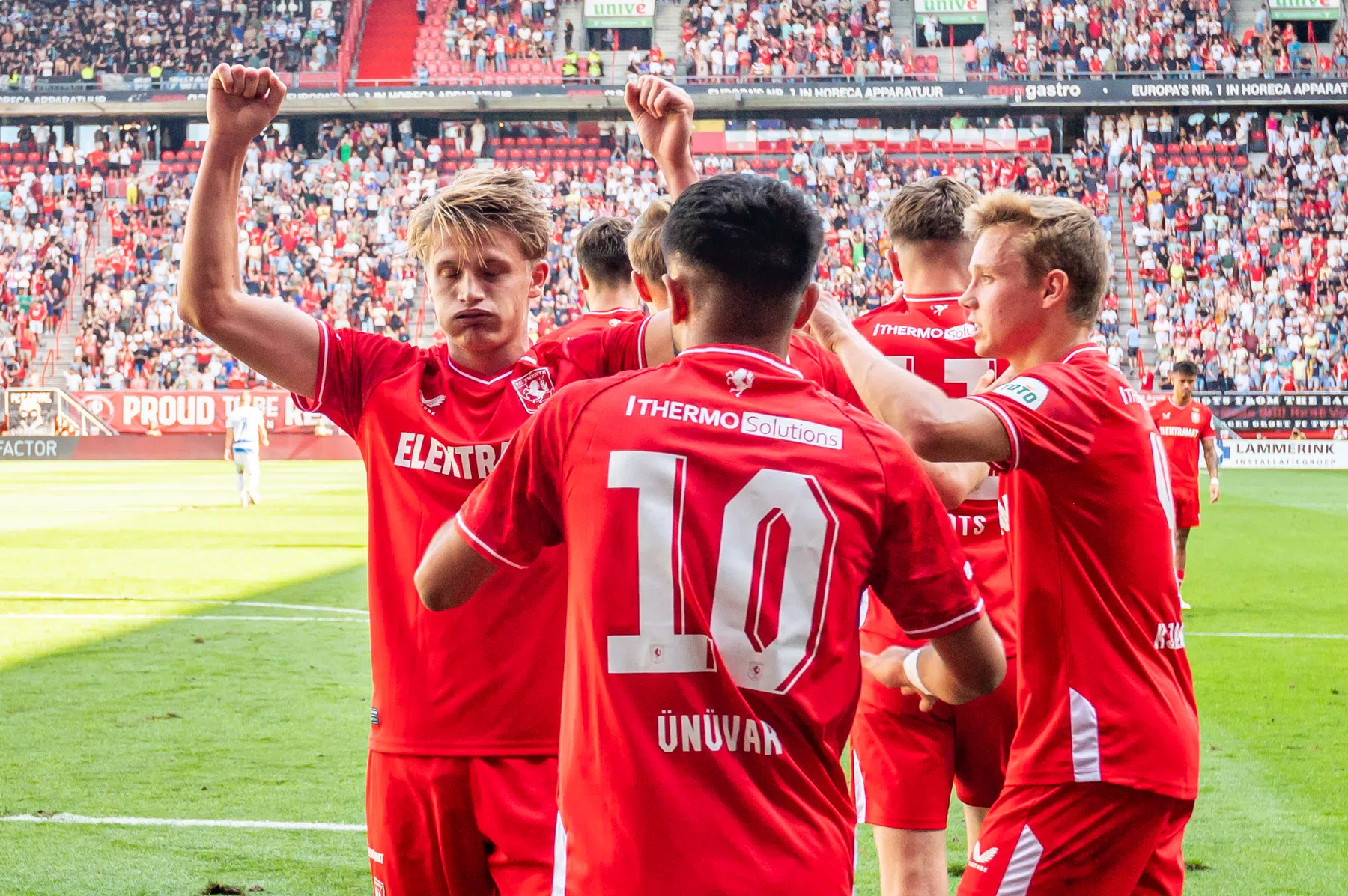 Steijn schiet FC Twente langs stug PEC Zwolle én naar koppositie