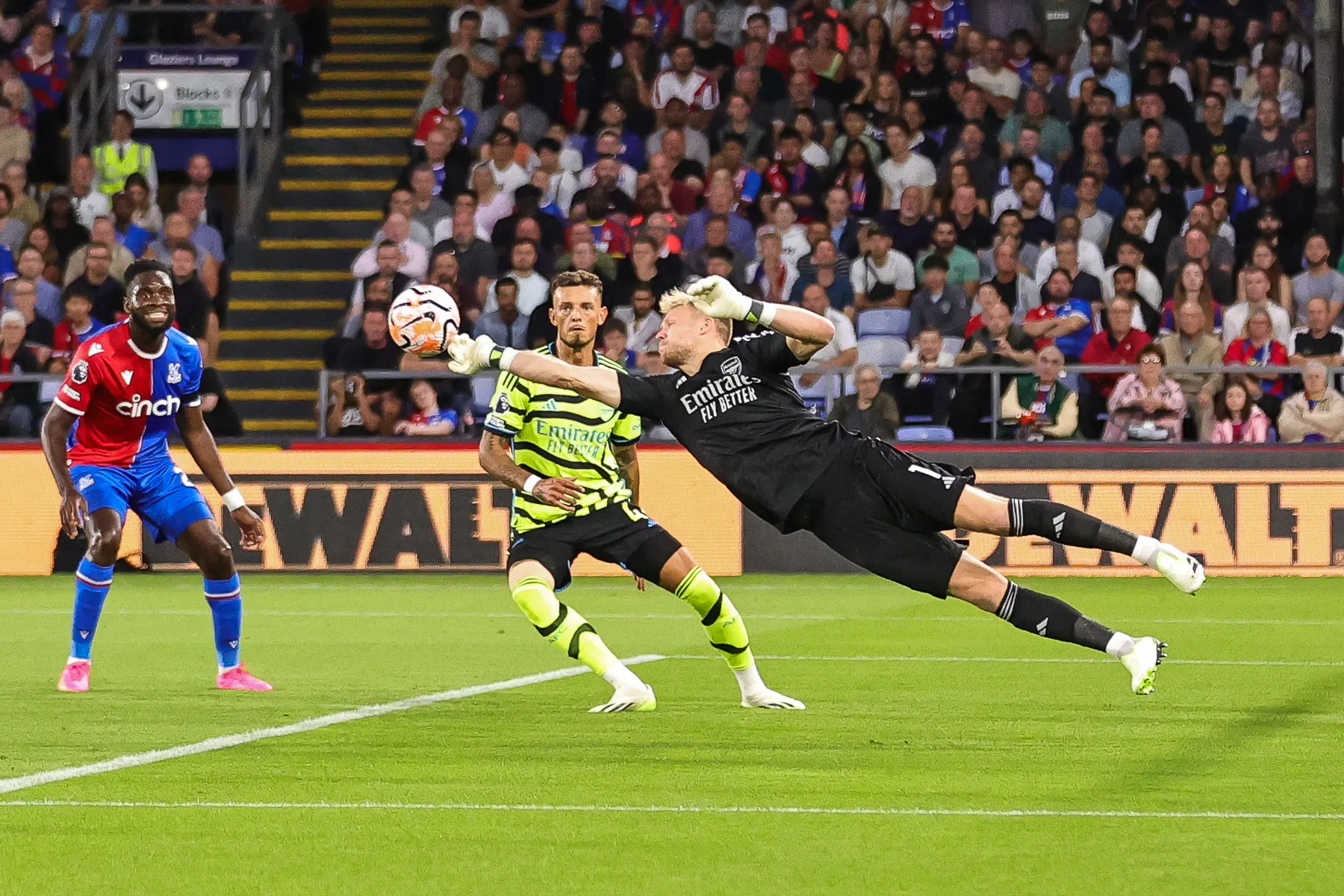 Tiental Arsenal voegt zich met hakken over de sloot bij Brighton en City