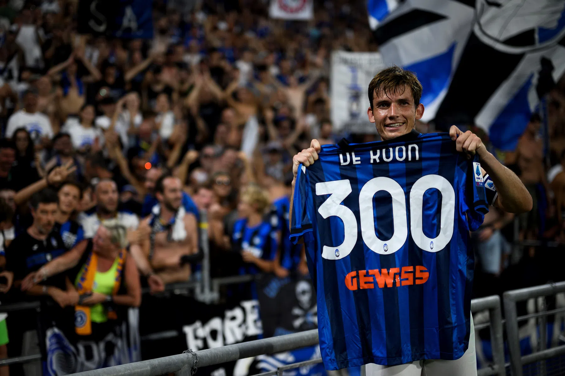 Emotionele De Roon vereerd na bijzondere mijlpaal bij Atalanta